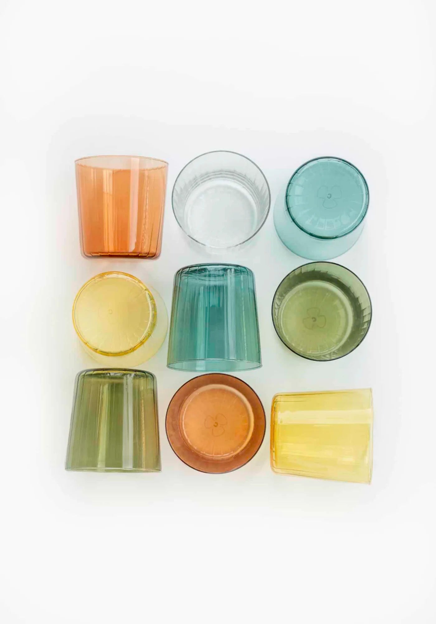 Les verres colorés de chez Clover Gin