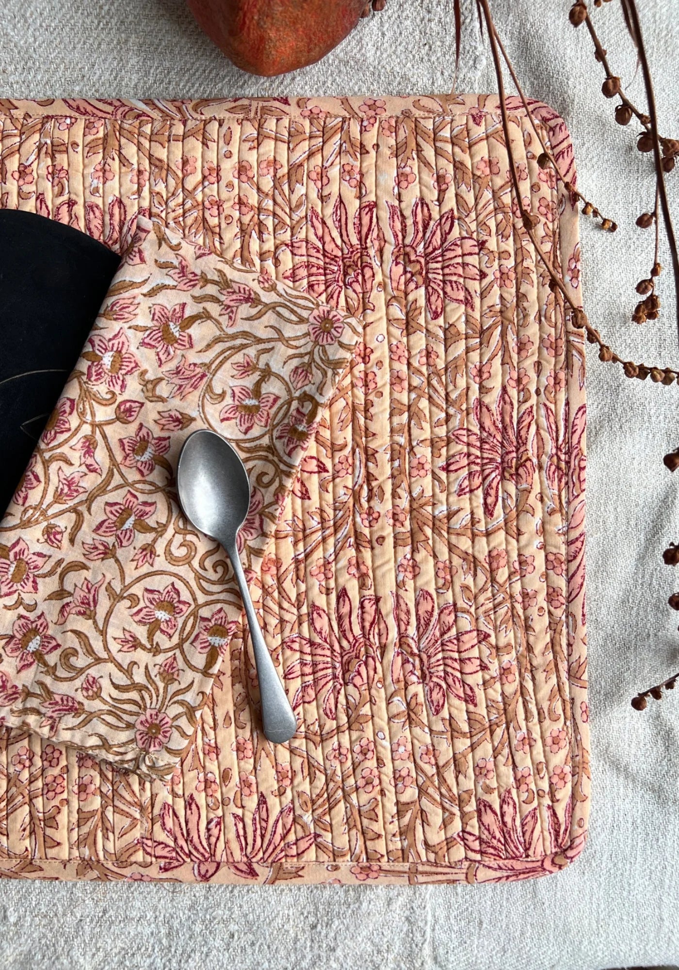 Le set de table beige au blockprint rose, rouge et camel de chez Les Petits Bohèmes