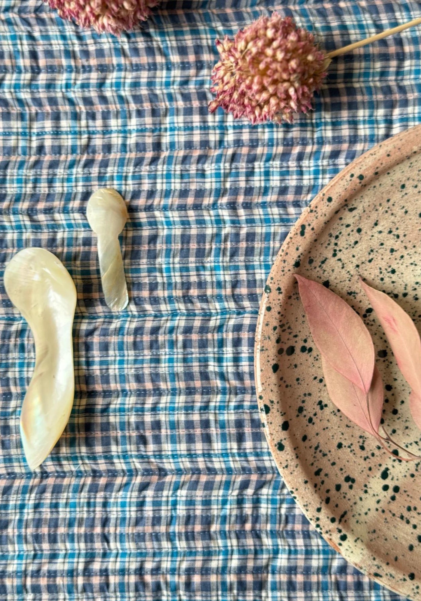 Le set de table à carreaux bleu marine et bleu ciel de chez Les Petits Bohèmes