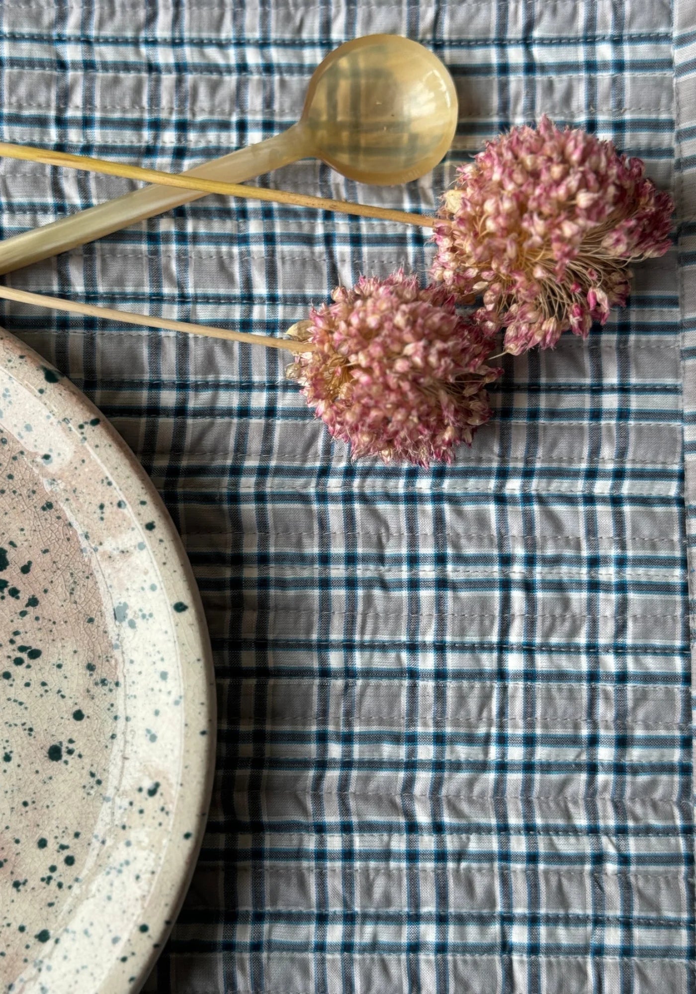 Le set de table à carreaux gris et bleu de chez Les Petits Bohèmes