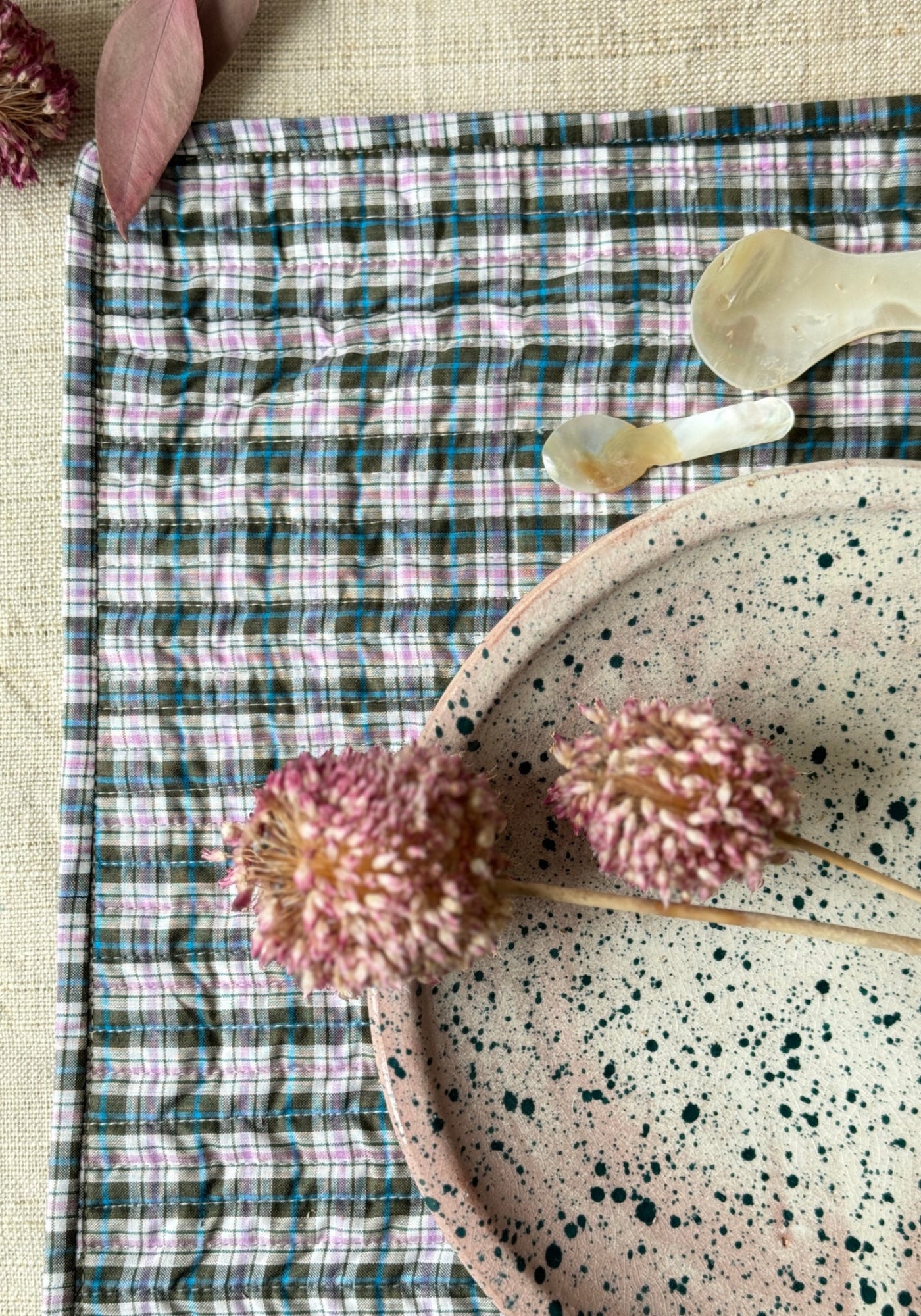 Le set de table à carreaux kaki, bleu et violet de chez Les Petits Bohèmes