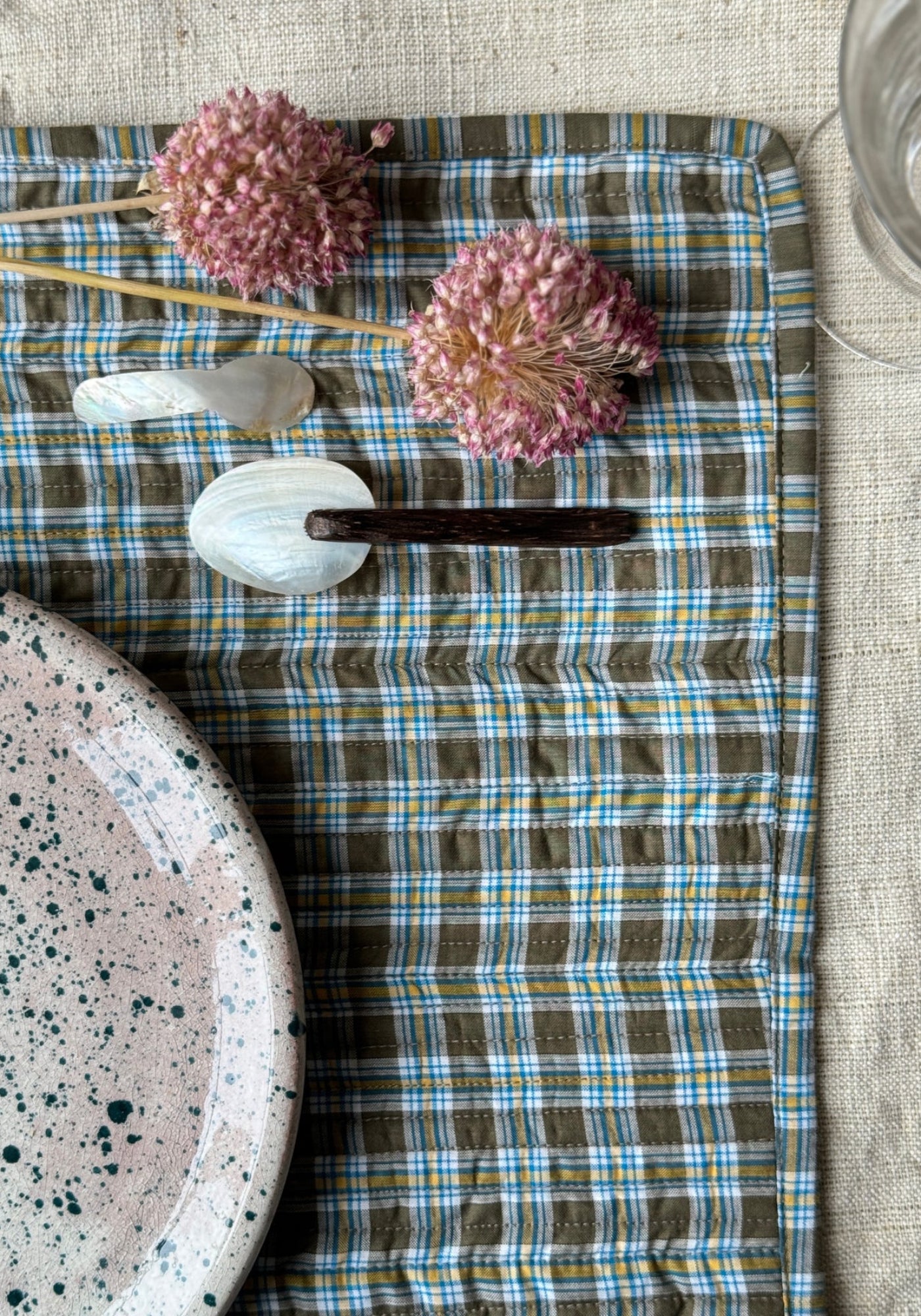 Le set de table à carreaux marron, bleu et jaune de chez Les Petits Bohèmes