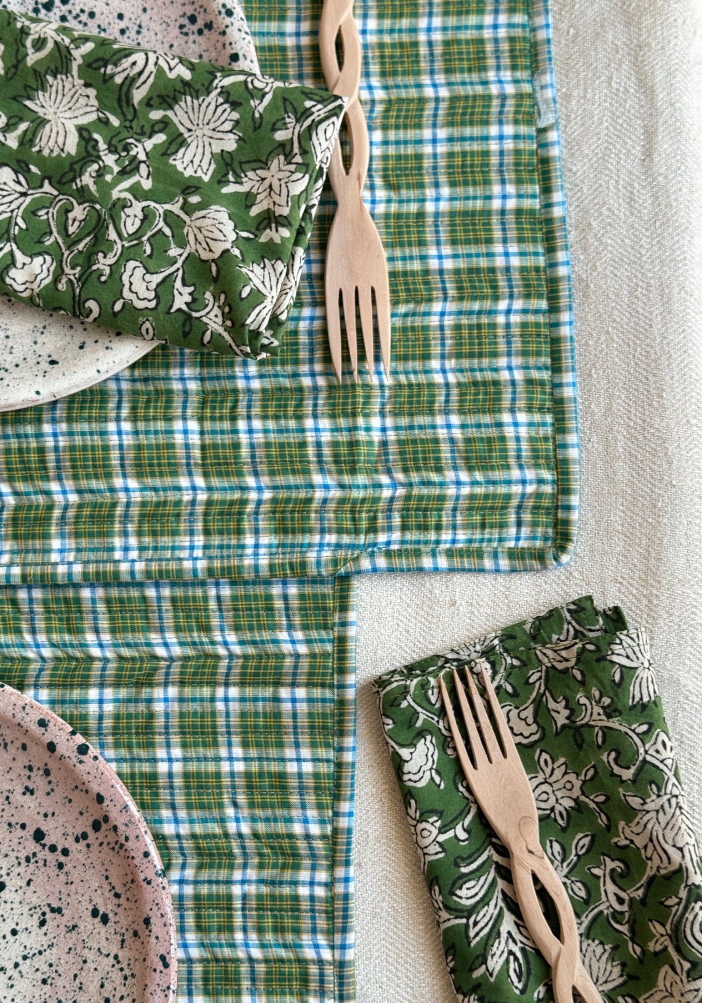 Le set de table à carreaux vert, jaune et bleu de chez Les Petits Bohèmes