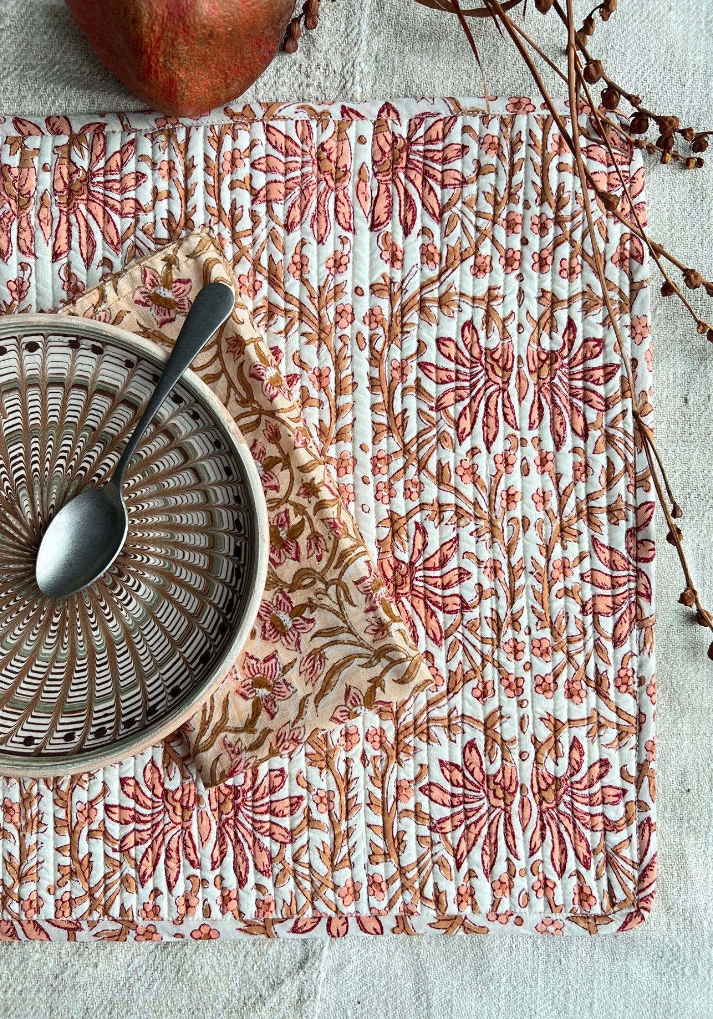 Le set de table écru au blockprint corail et camel de chez Les Petits Bohèmes