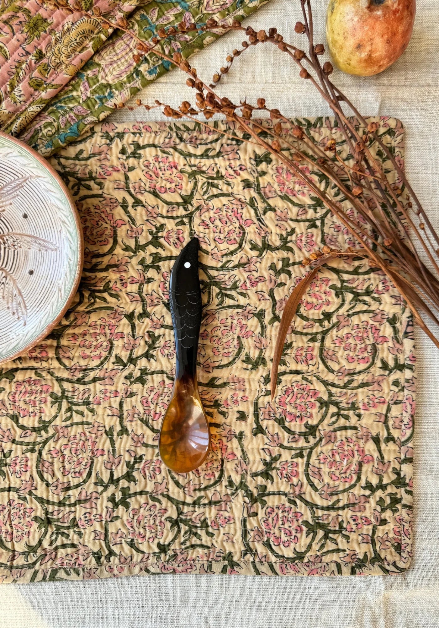 Le set de table écru au blockprint rose et vert de chez Les Petits Bohèmes