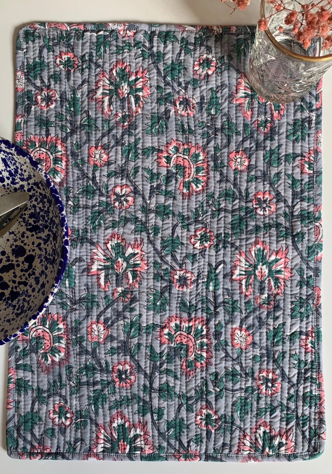 Le set de table gris au blockprint vert et rose de chez Les Petits Bohèmes