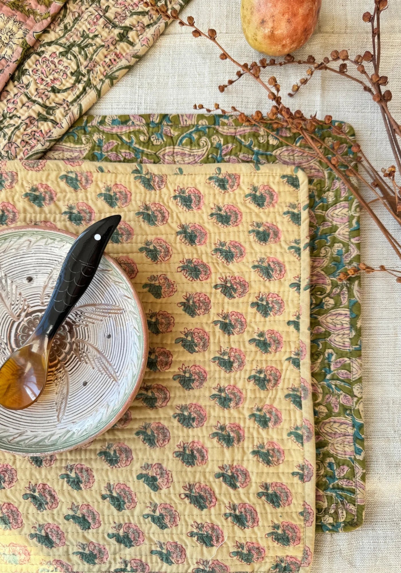 Le set de table jaune au blockprint vert et rose de chez Les Petits Bohèmes