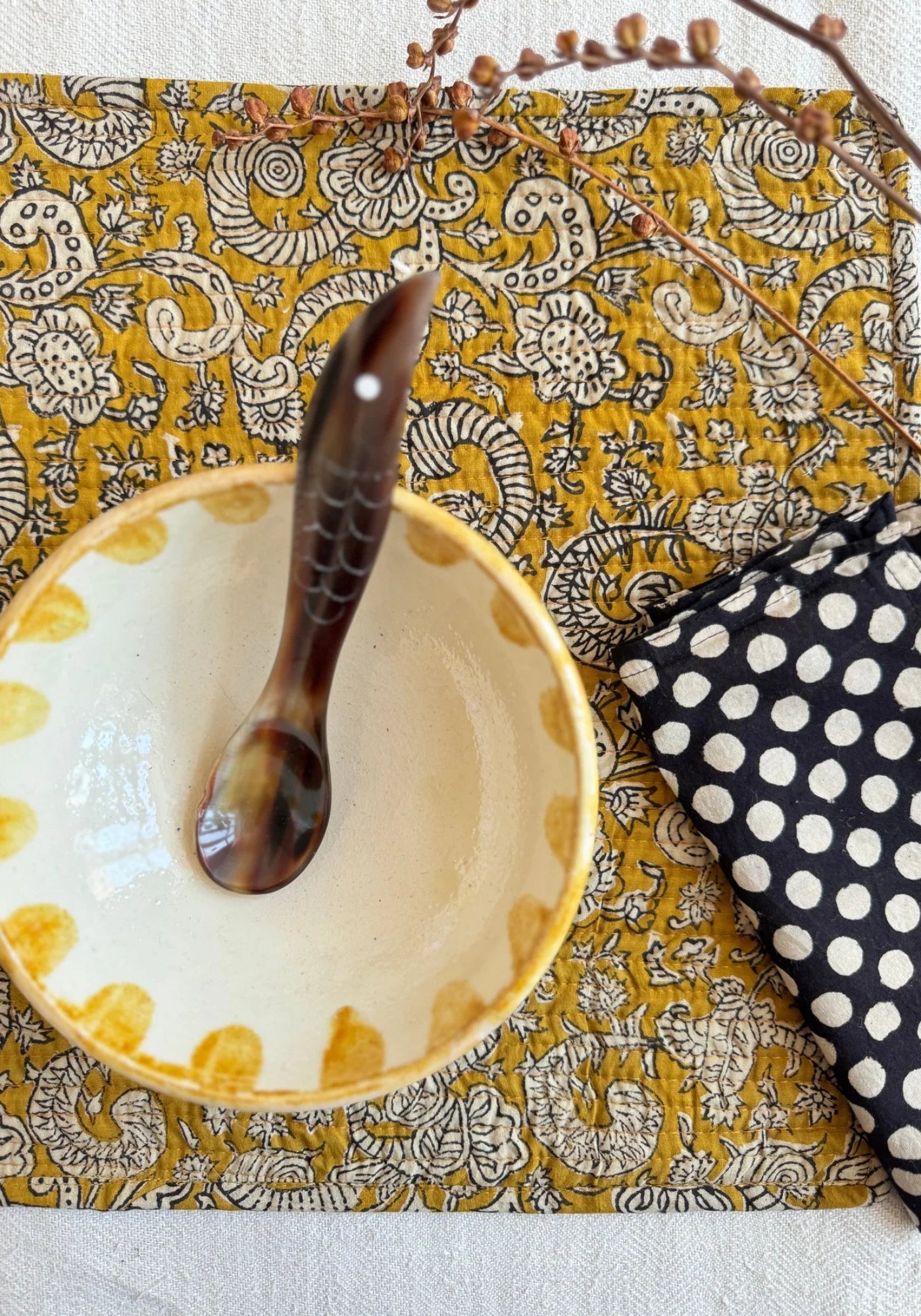 Le set de table jaune moutarde de chez Les Petits Bohèmes