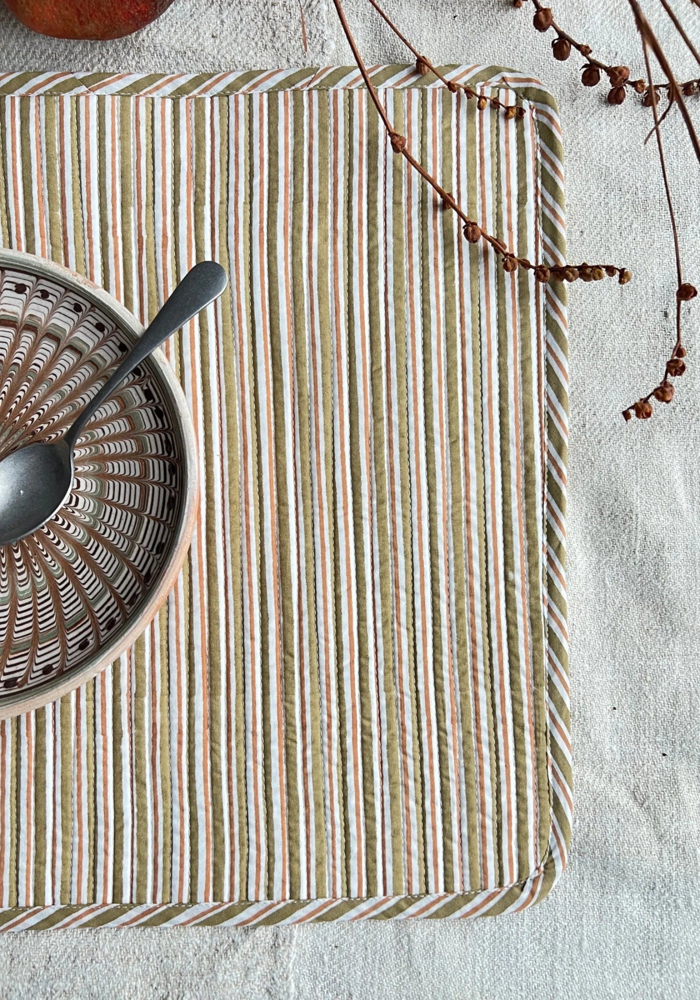 Le set de table à rayures kaki et camel de chez Les Petits Bohèmes