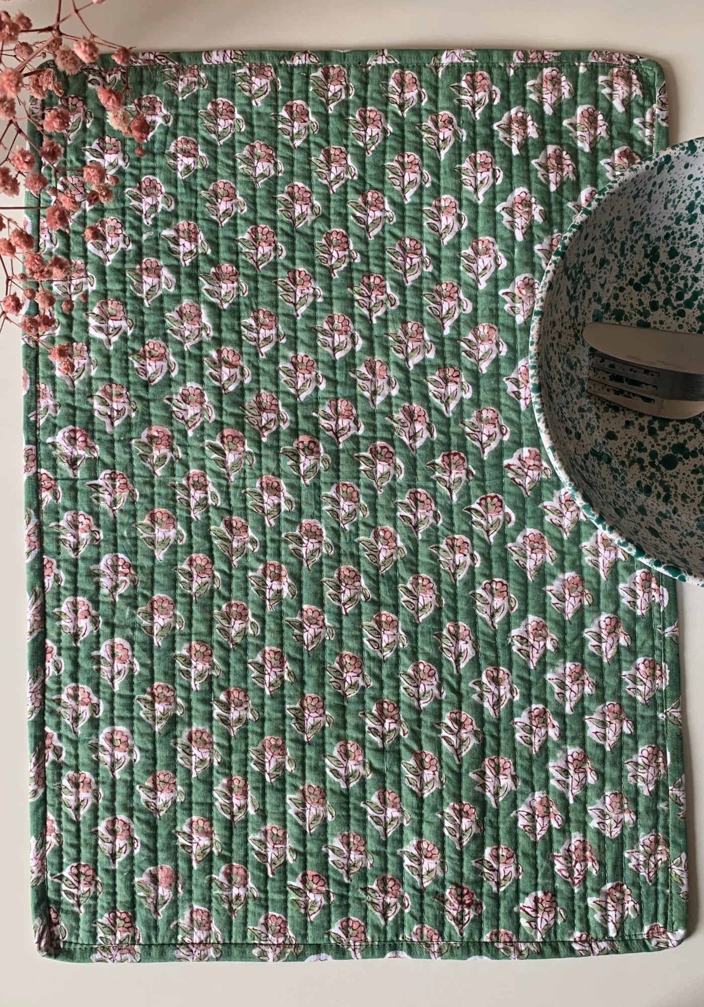 Le set de table vert au blockprint rose de chez Les Petits Bohèmes