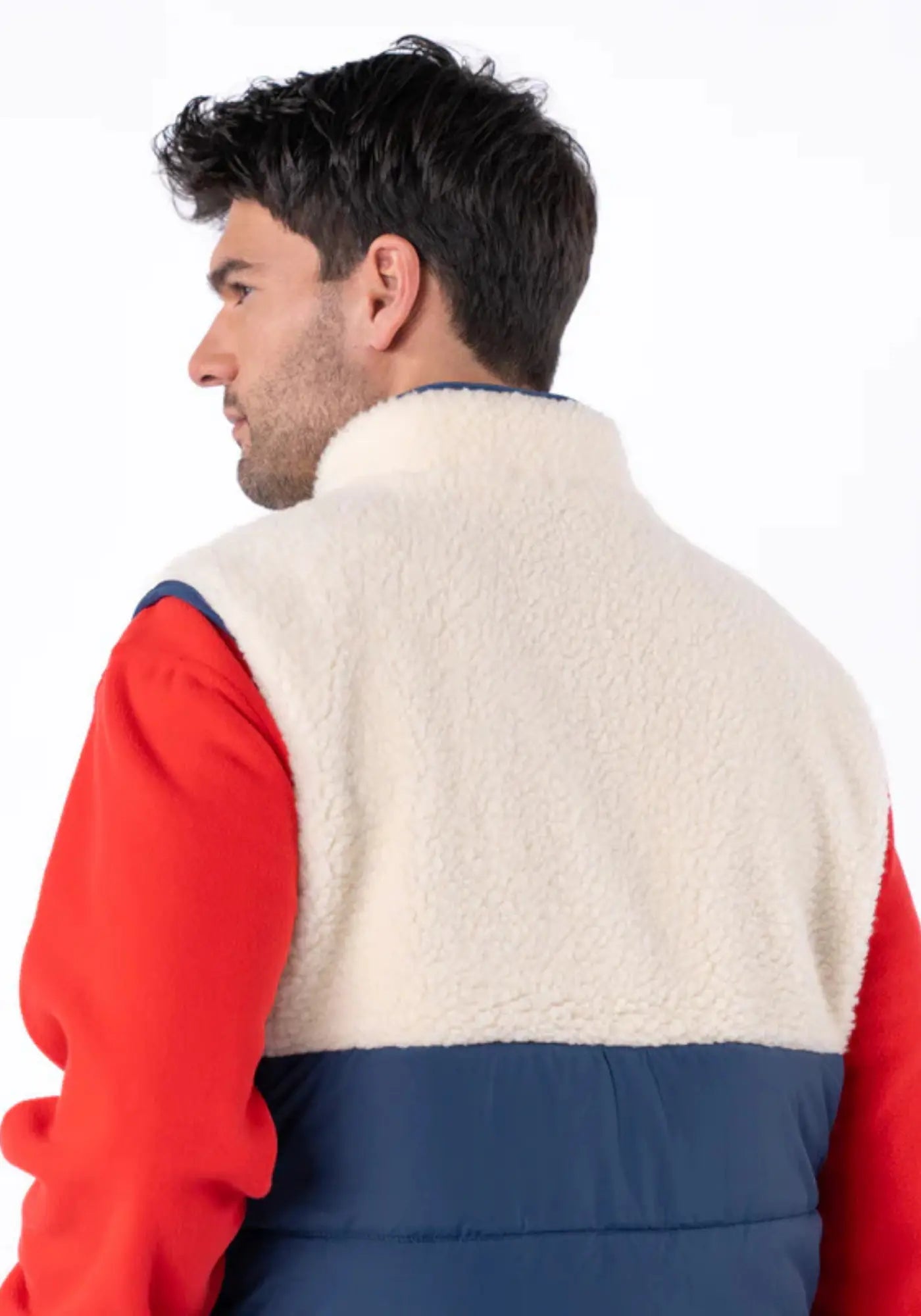 L'homme est de dos et porte la  sherpa mixte zippée sans manches ivoire et marine de chez Billybelt 