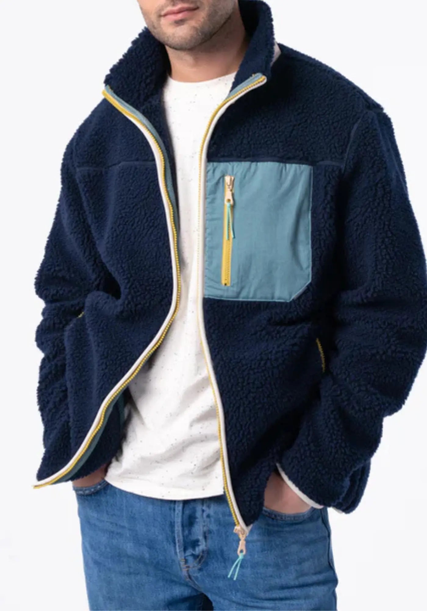 L'homme porte la sherpa mixte zippée marine et vert de chez Billybelt 