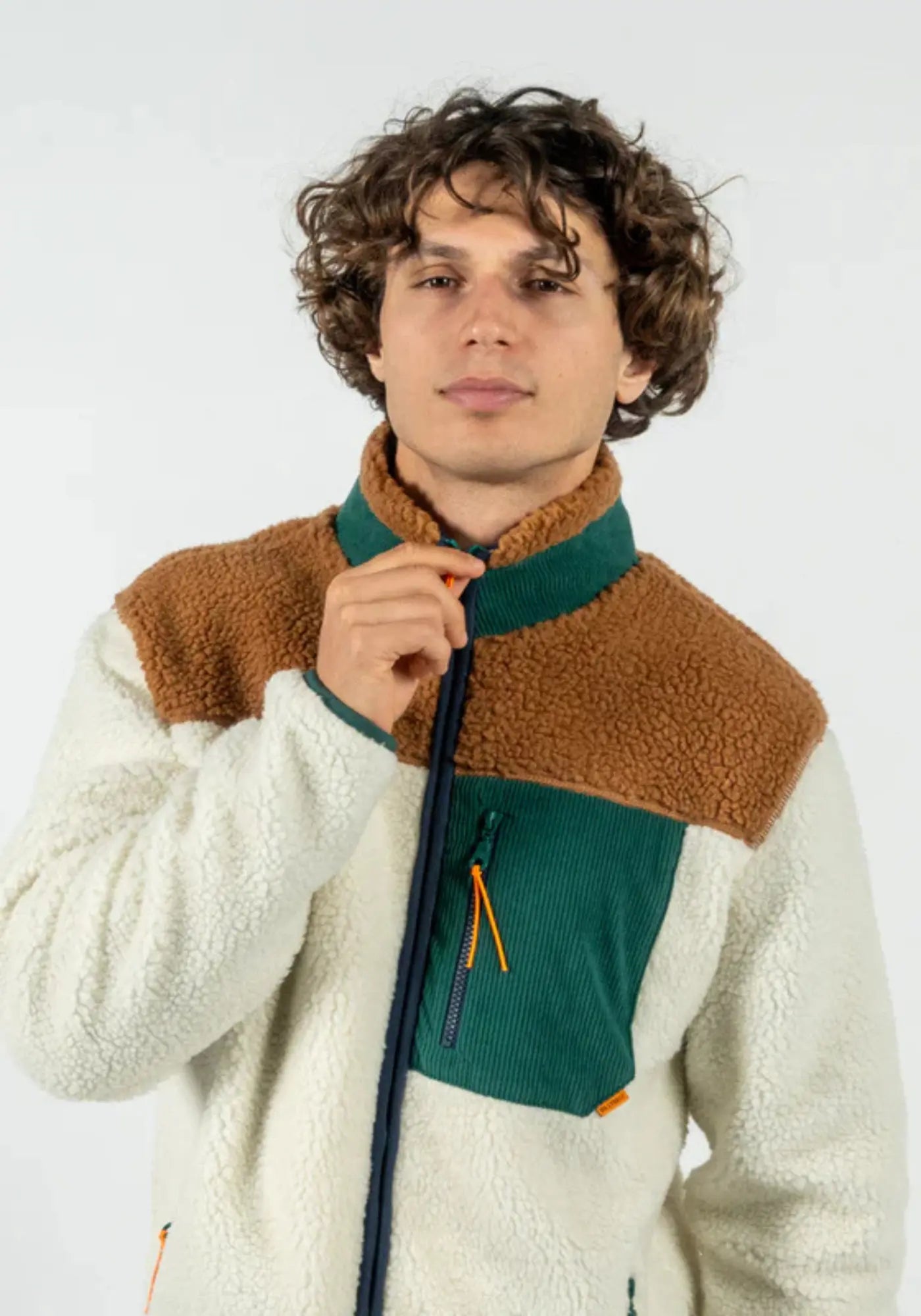 L'homme porte la sherpa mixte zippée pistache de chez Billybelt