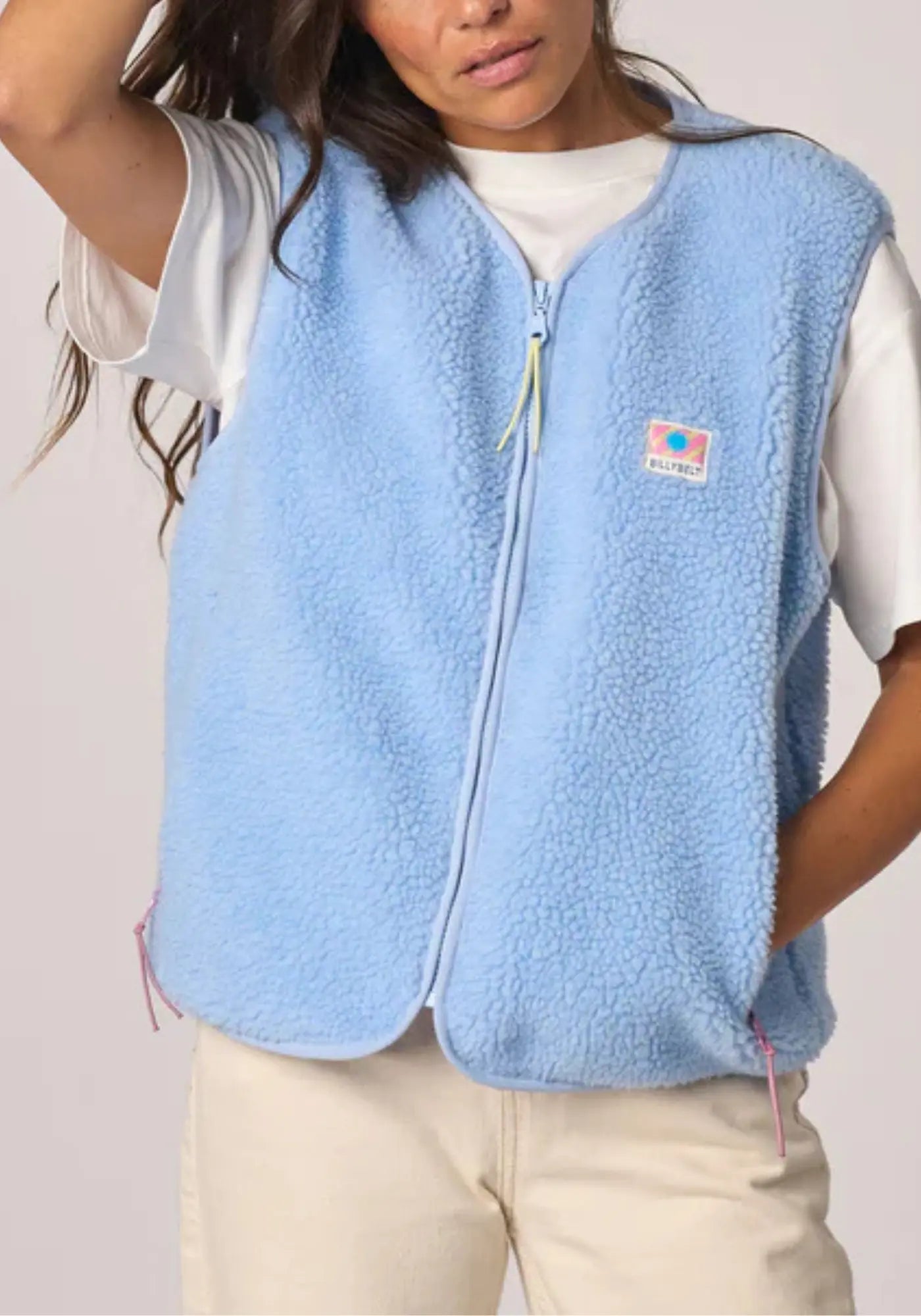 La femme porte la sherpa mixte zippée sans manches bleu de chez Billybelt