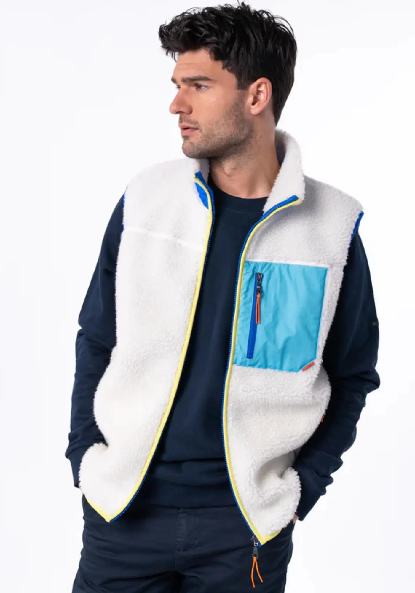 L'homme porte la sherpa mixte zippée sans manches ivoire et bleu de chez Billybelt