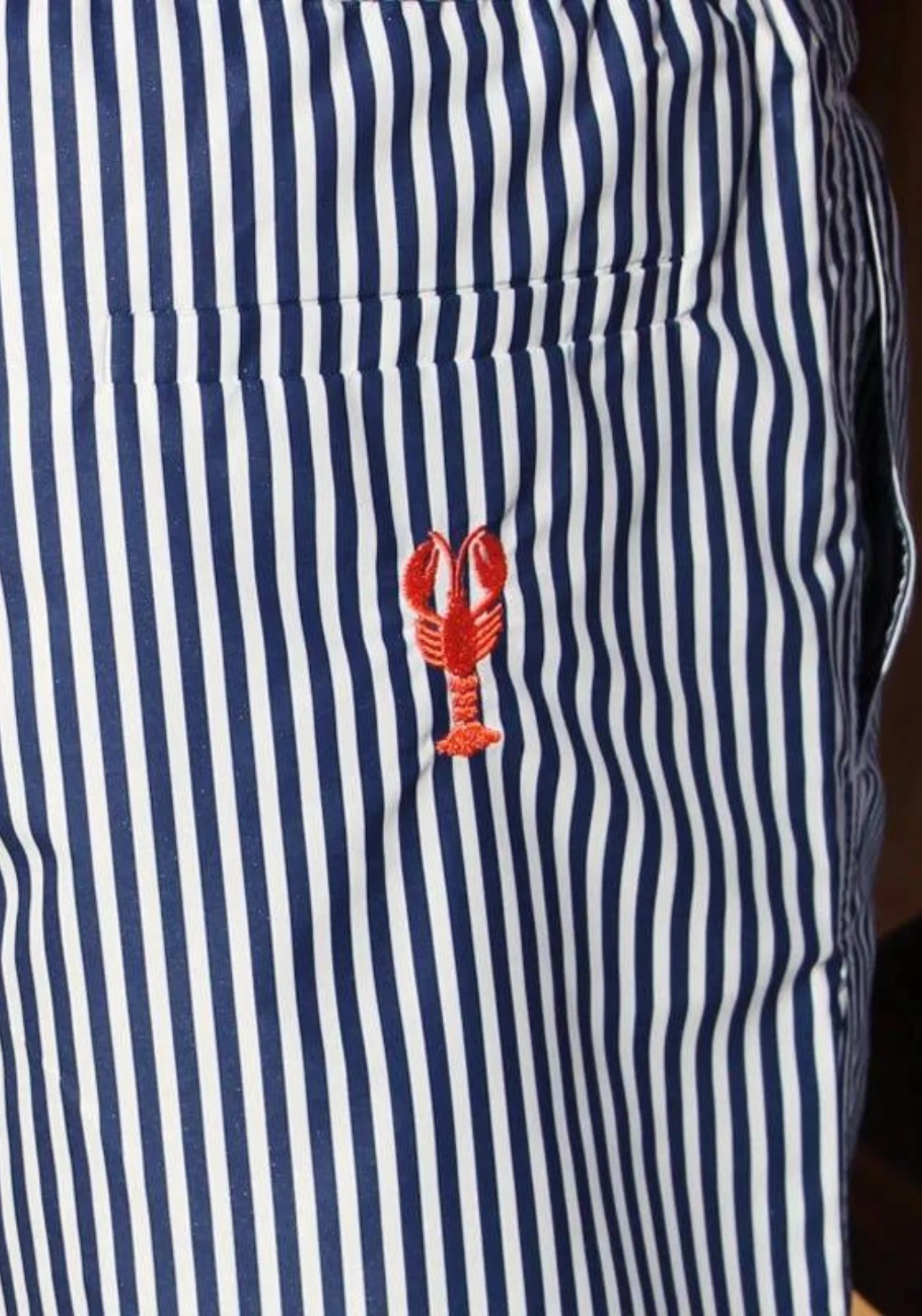 Zoom sur la broderie homard du short de bain L'immergé rayé pour homme de chez Vendredi Swimwear