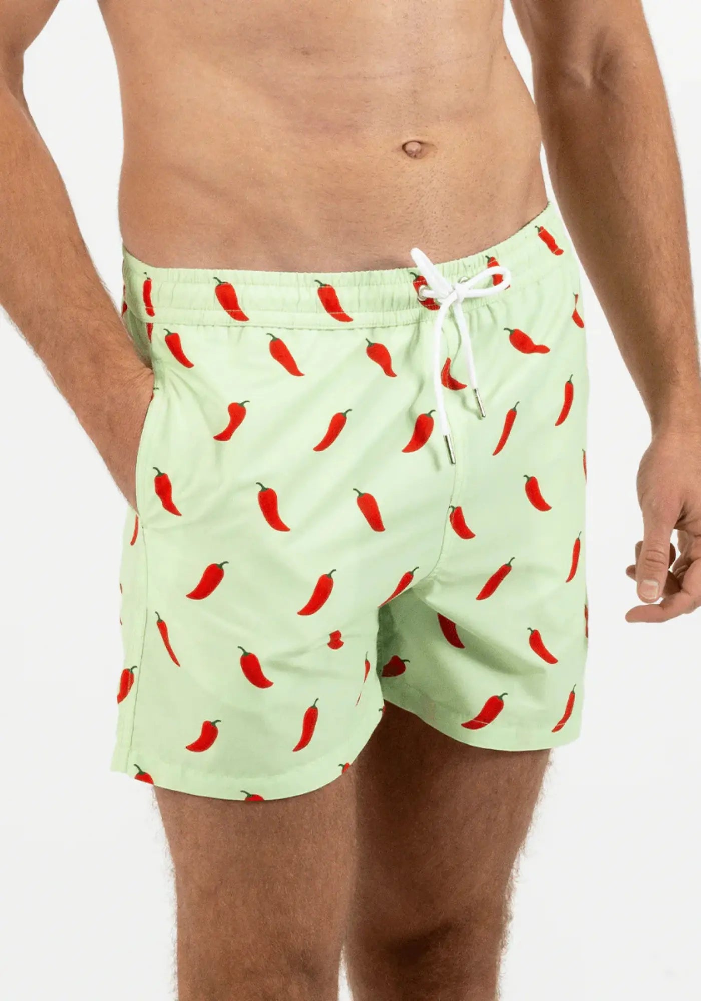 L'homme porte le short de bain Le Pimenté de chez Vendredi Swimwear
