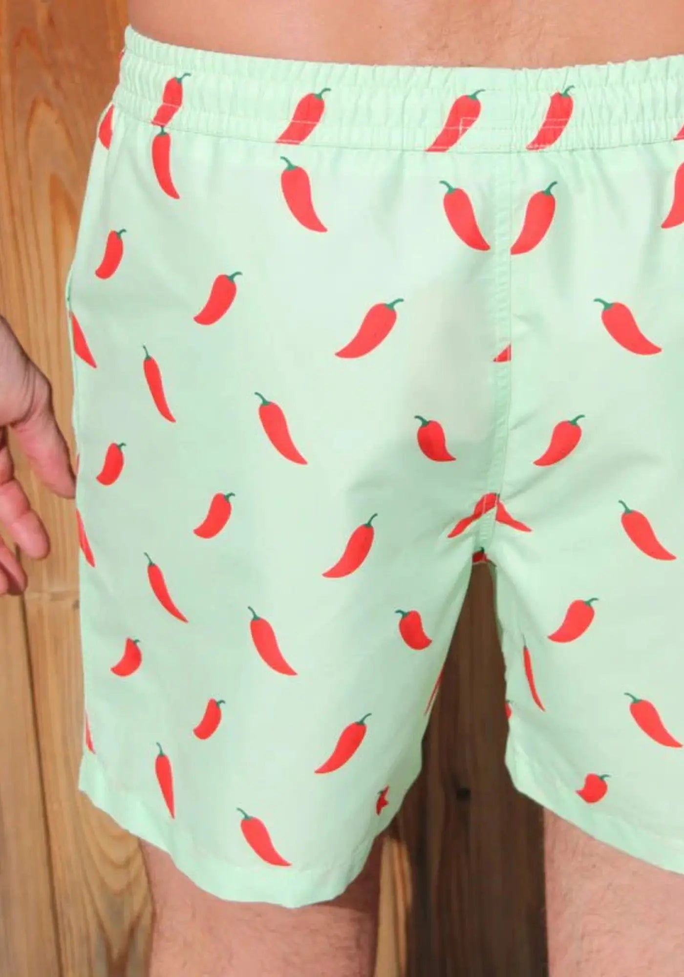 L'homme est de dos et porte le short de bain Le Pimenté de chez Vendredi Swimwear