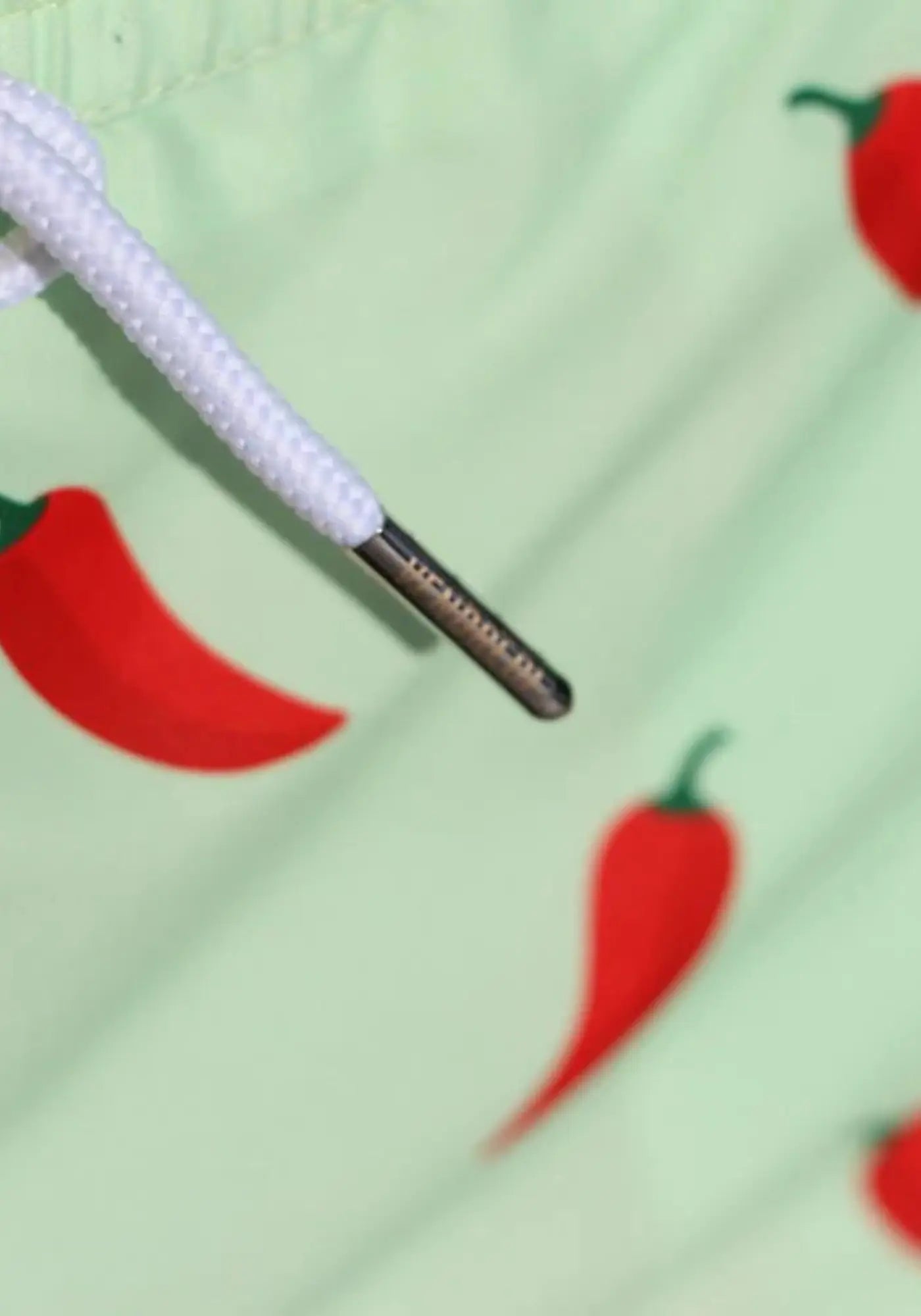 Zoom sur le short de bain Le Pimenté de chez Vendredi Swimwear