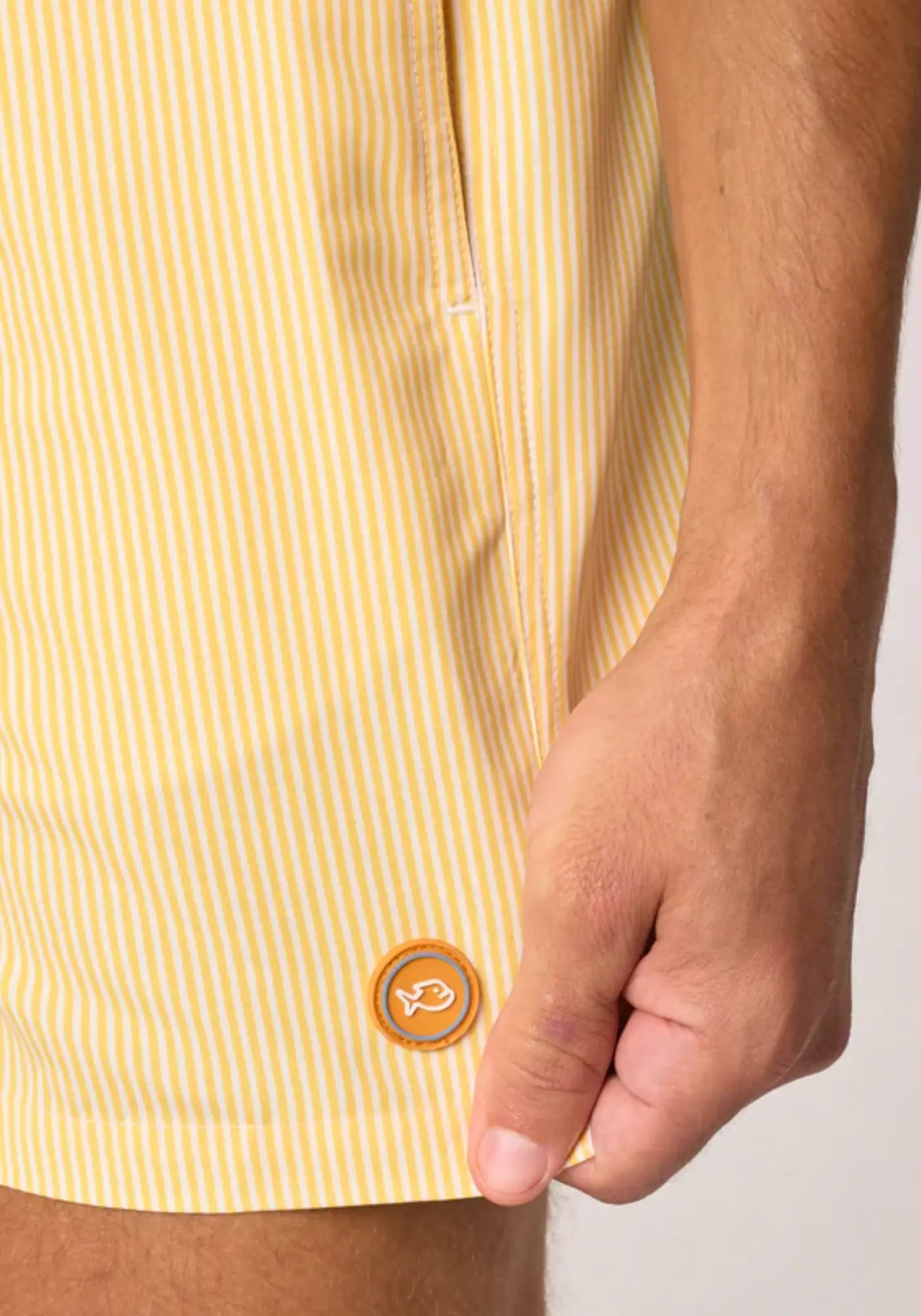 L'homme porte le short de bain Miami Bloom de chez Billybelt