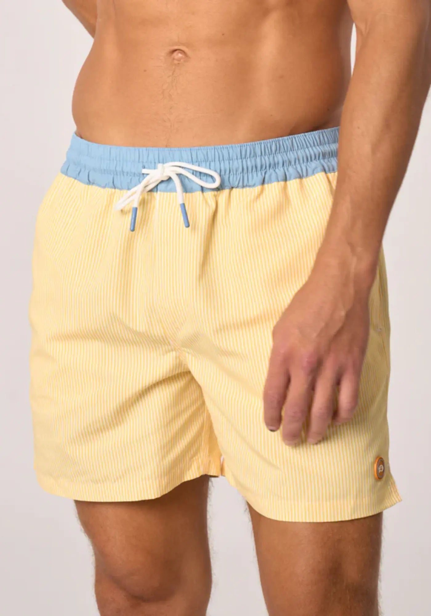 L'homme porte le short de bain Miami Bloom de chez Billybelt