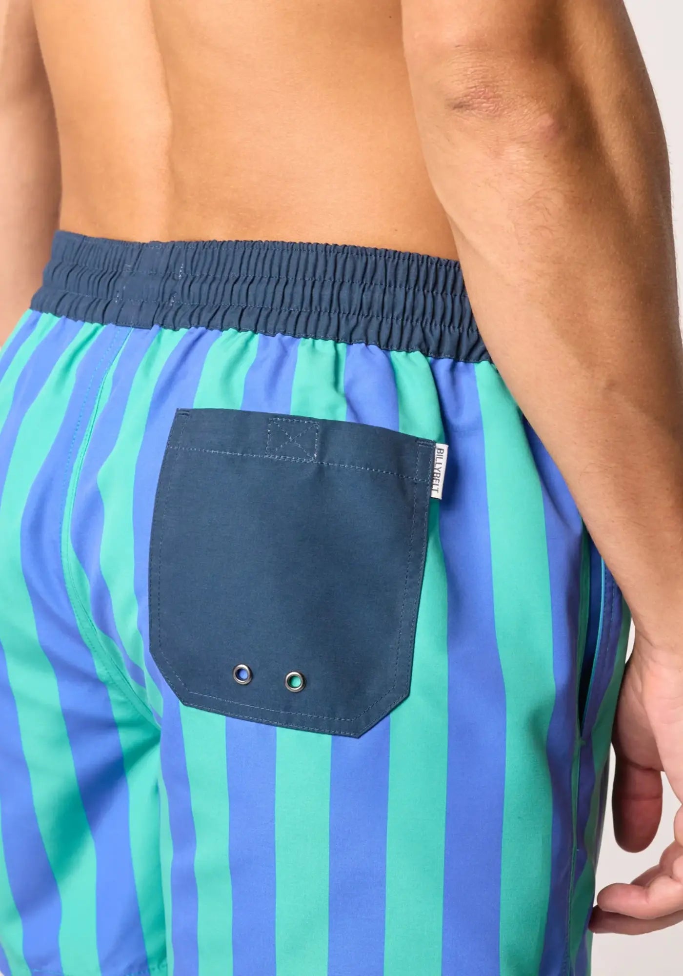 L'homme porte le short de bain Ocean Drive de chez Billybelt