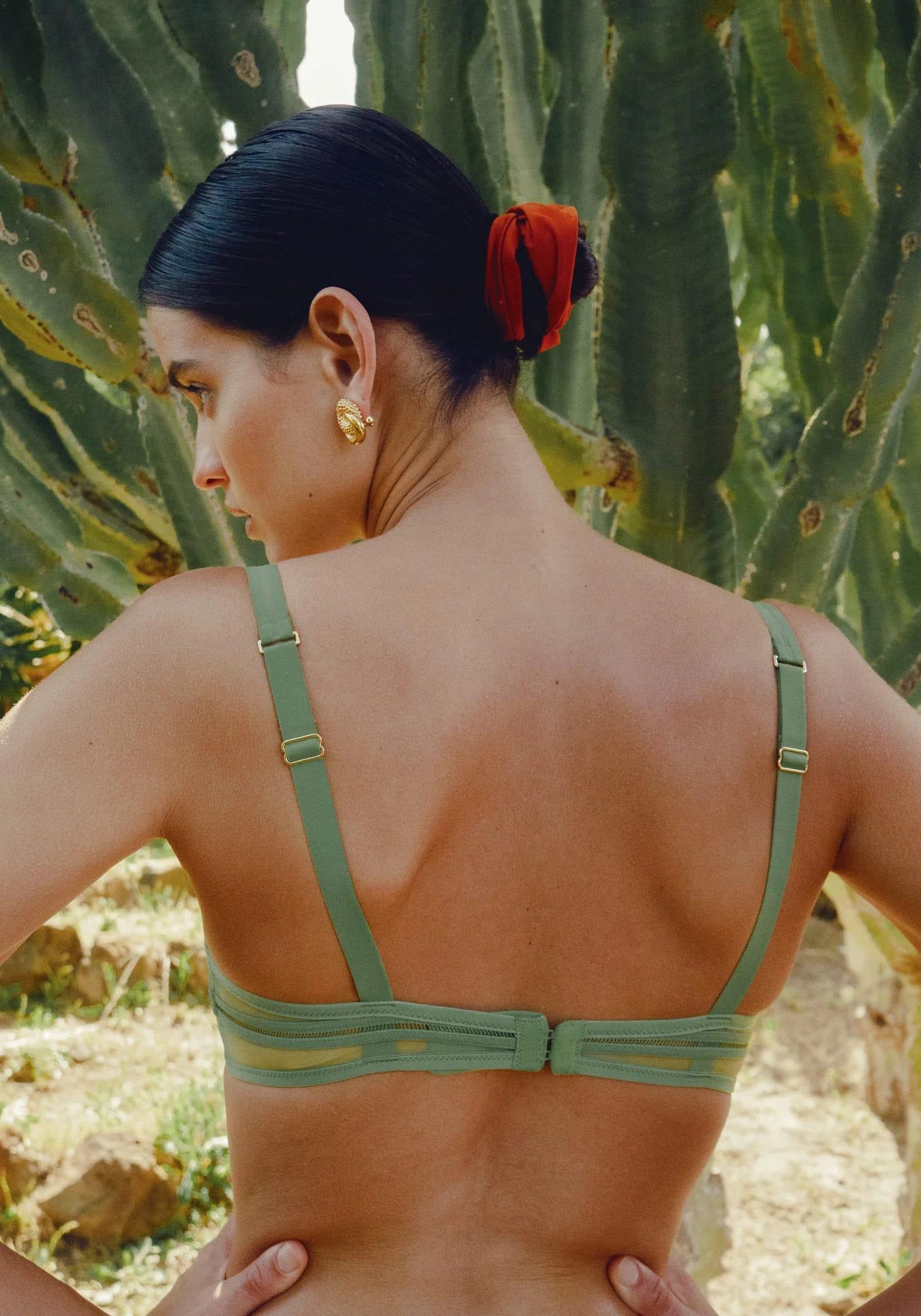 La femme de dos porte le soutien-gorge Gianni vert de chez Icone Lingerie