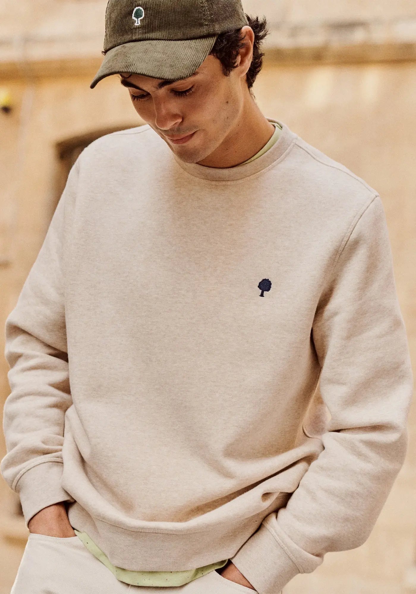 L'homme porte le sweat donzy beige de chez Faguo