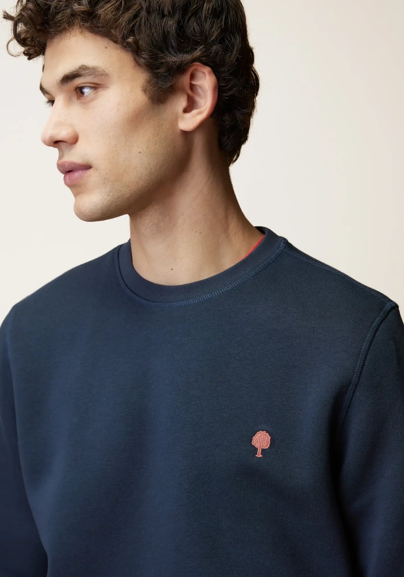 L'homme porte le sweat donzy bleu marine de chez Faguo