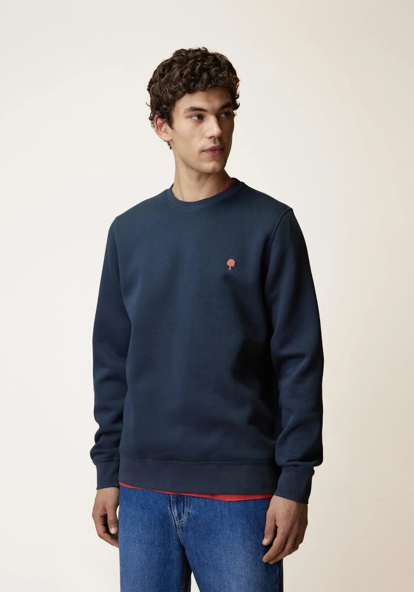 L'homme porte le sweat donzy bleu marine de chez Faguo