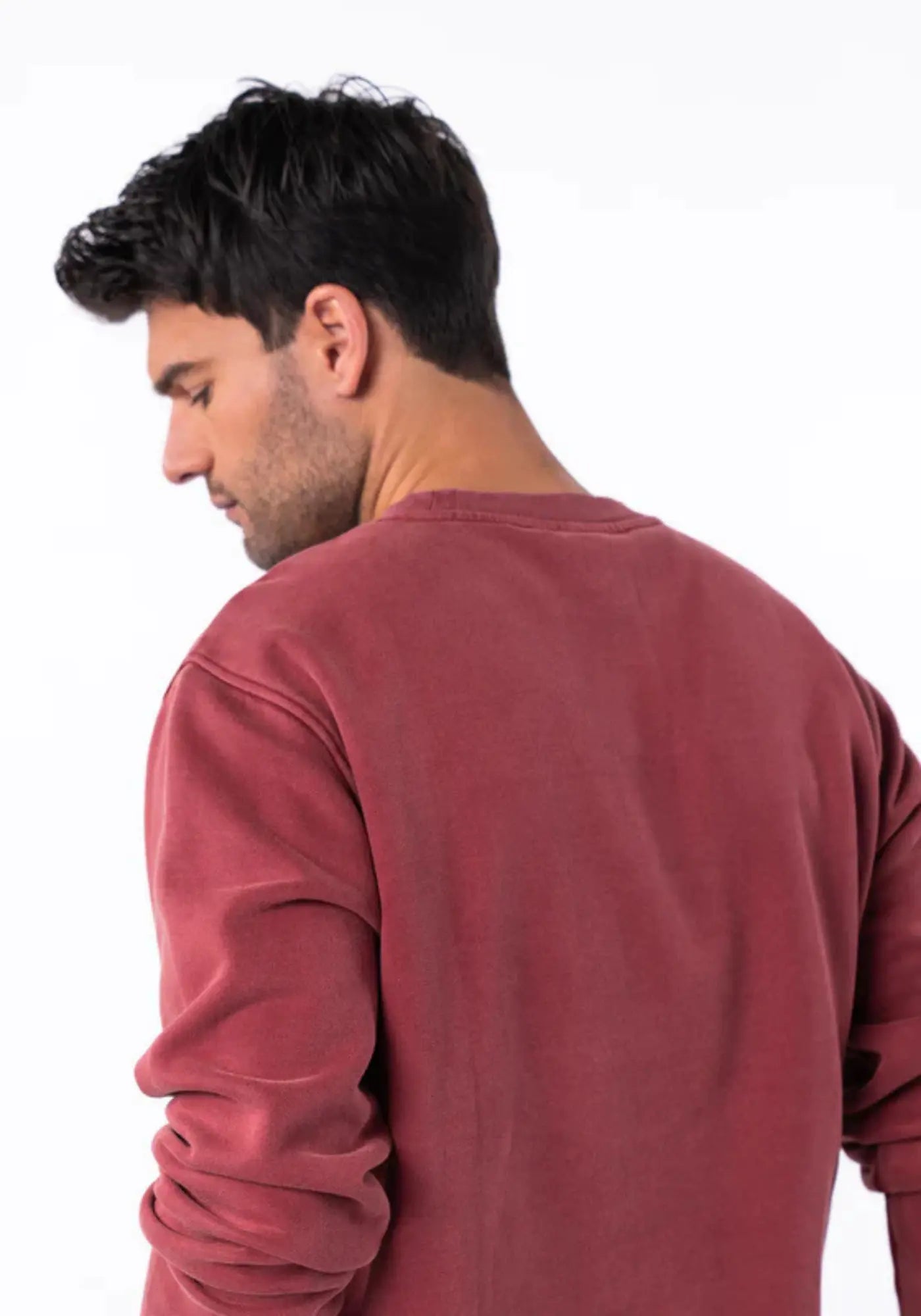 L'homme est de dos et porte le sweat en coton bio hiver bordeaux de chez Billybelt
