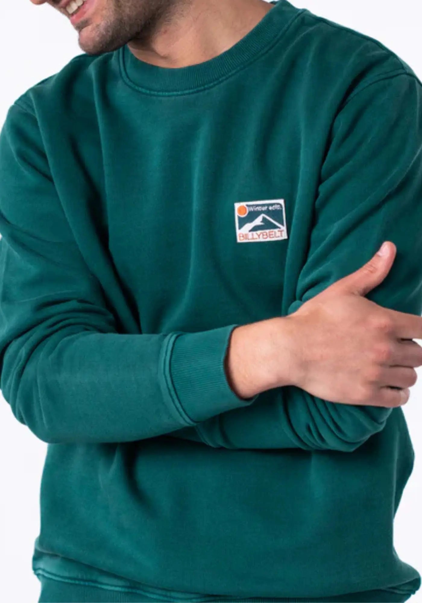 L'homme porte le sweat en coton bio hiver vert de chez Billybelt