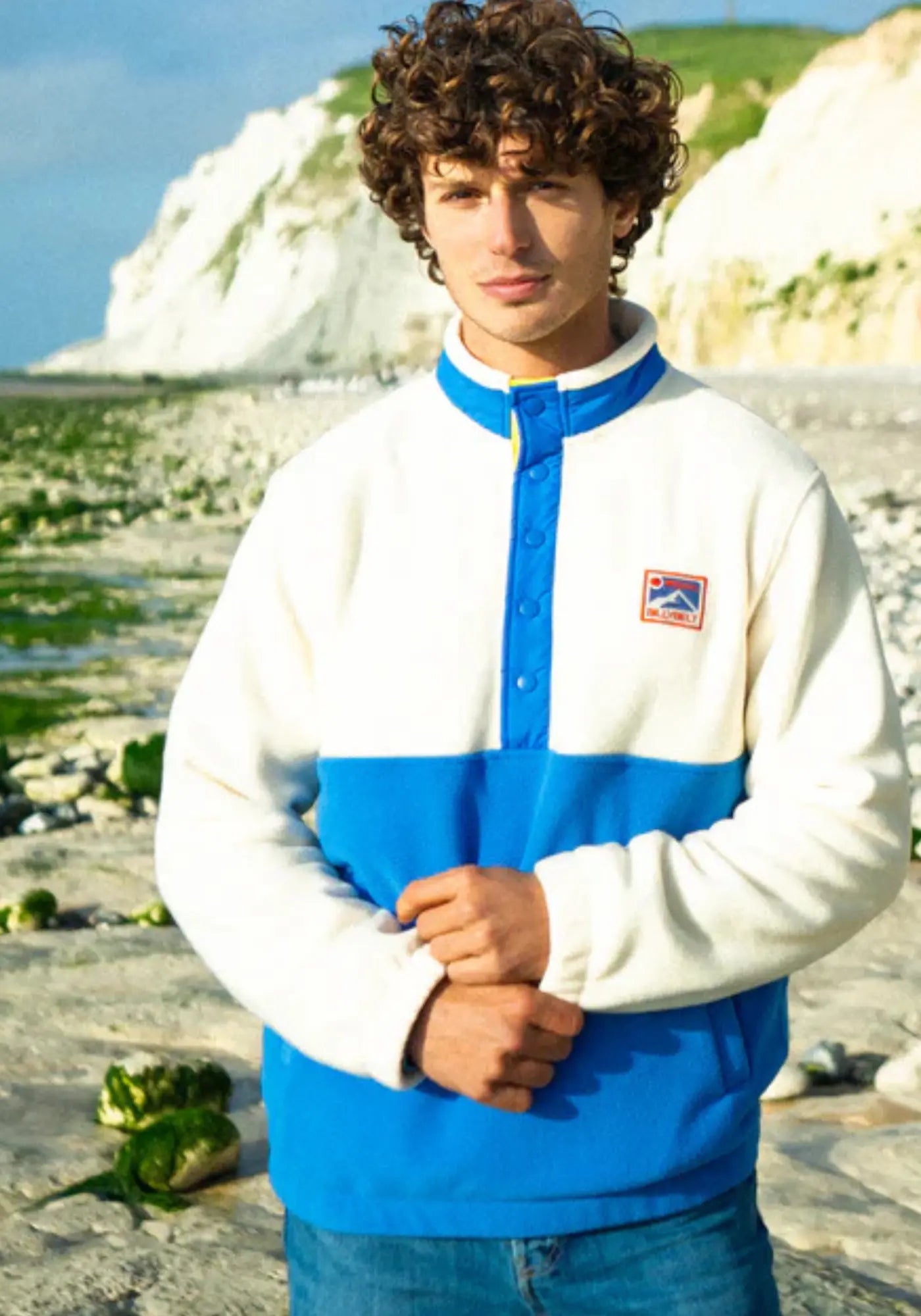 L'homme porte le sweat polaire blanc et bleu de chez Billybelt