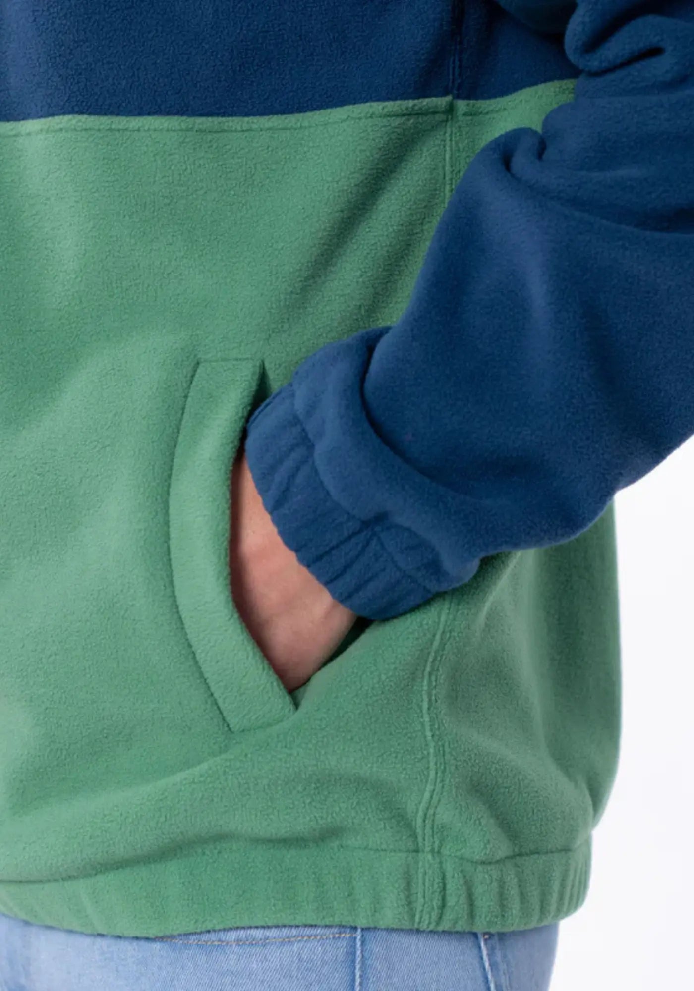 Zoom sur le sweat polaire marine et vert de chez Billybelt 