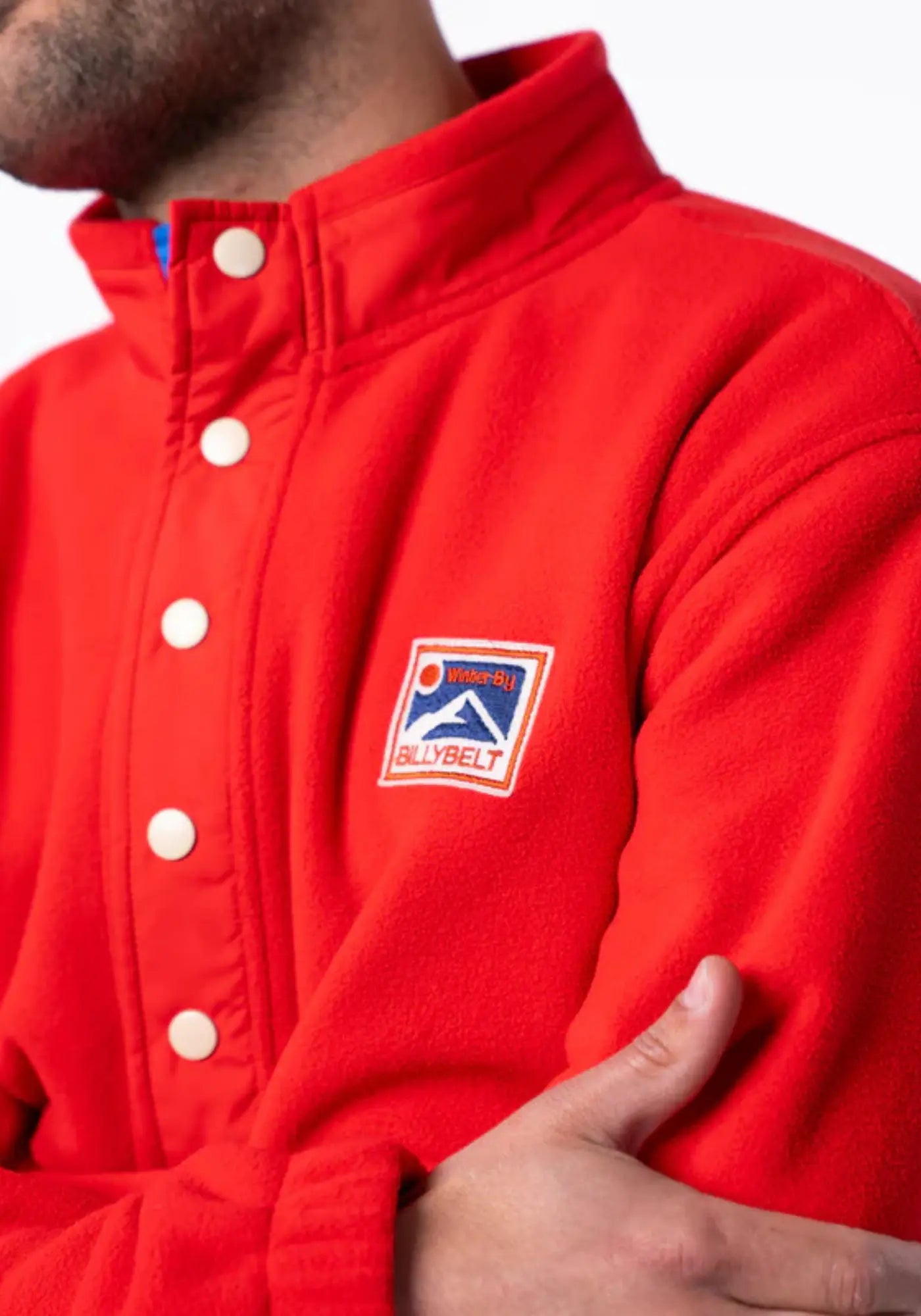 L'homme porte le sweat polaire rouge de chez Billybelt