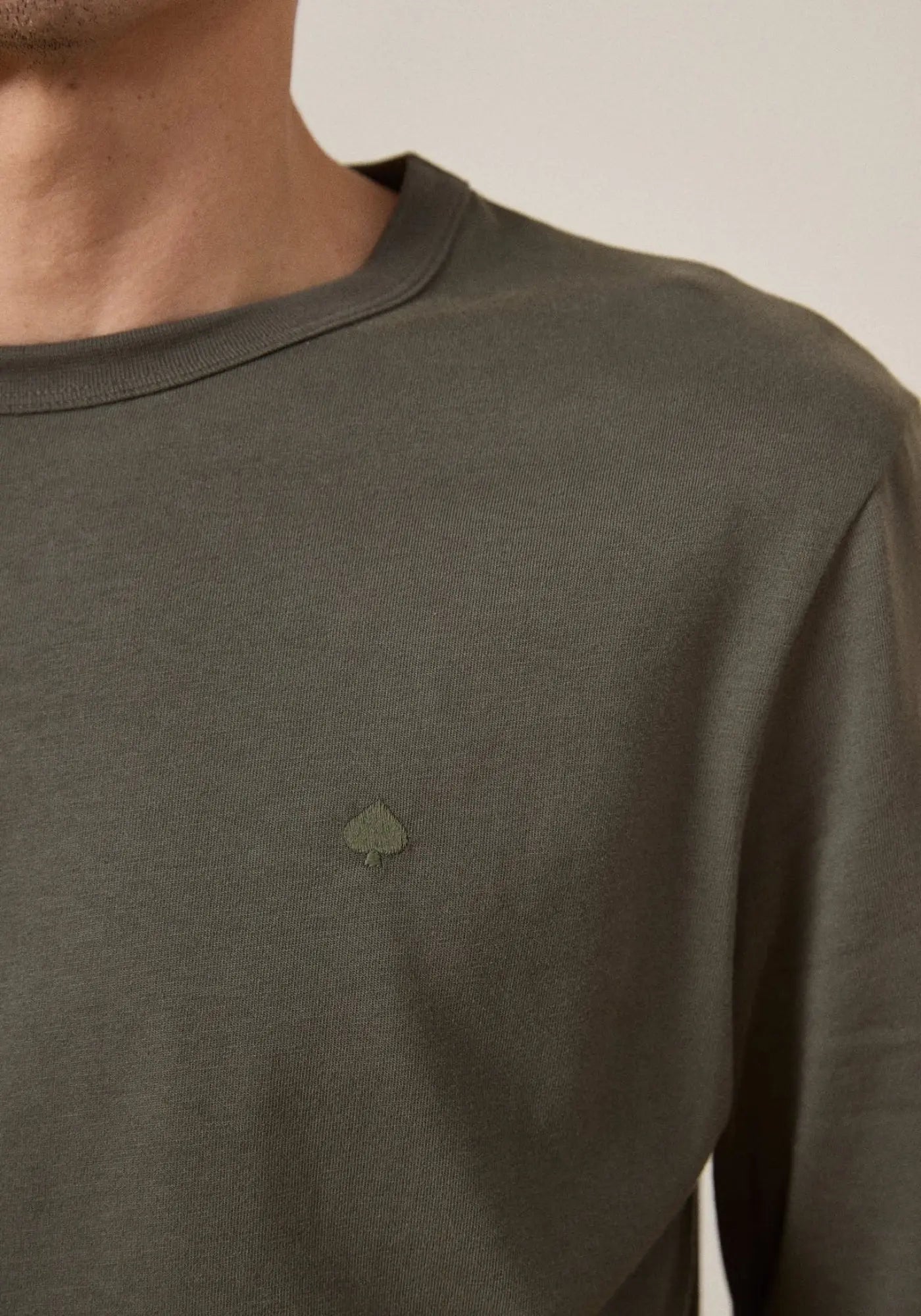 Zoom sur le t-shirt bastien kaki de chez Jaqk 