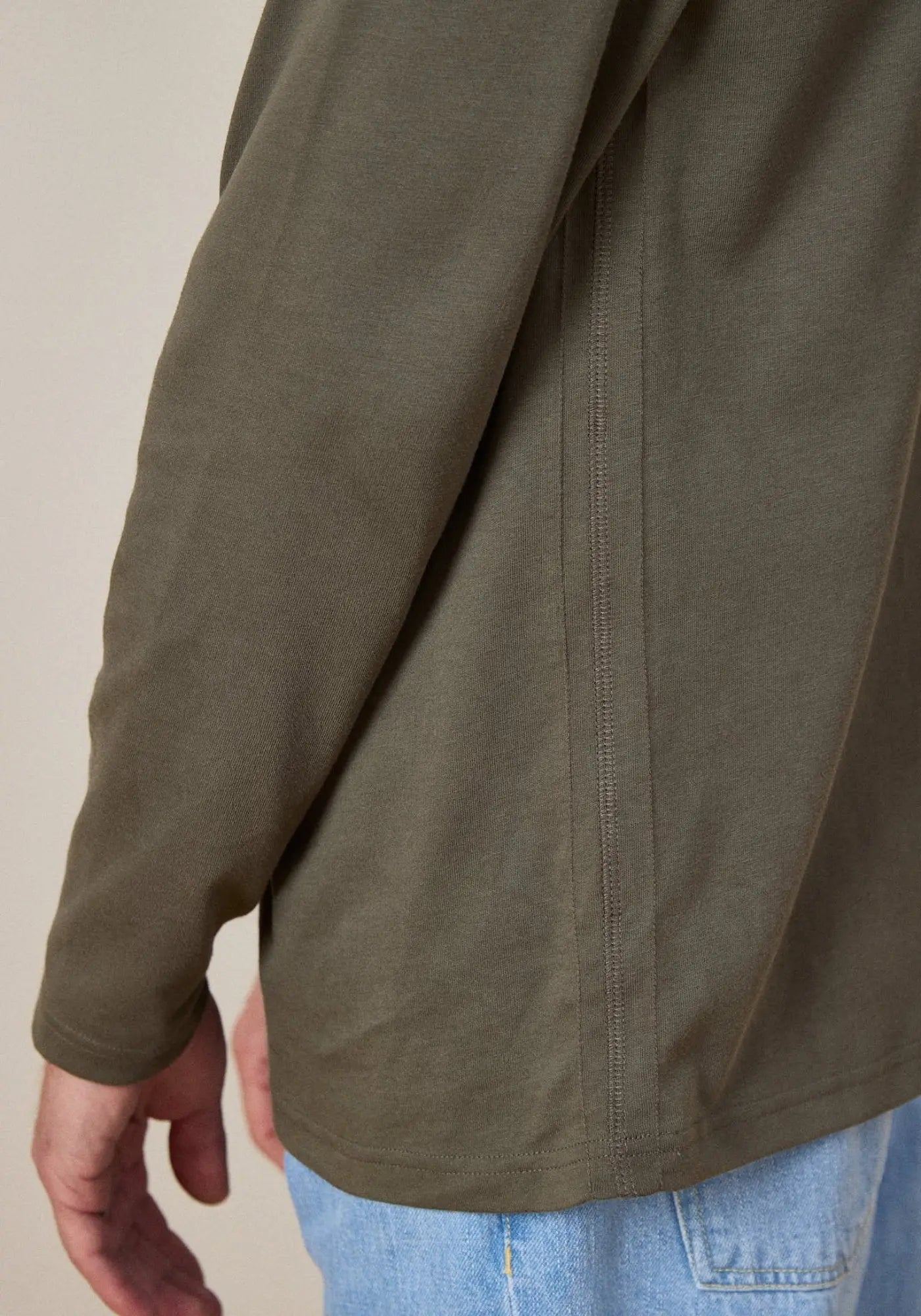 Zoom sur le t-shirt bastien kaki de chez Jaqk 
