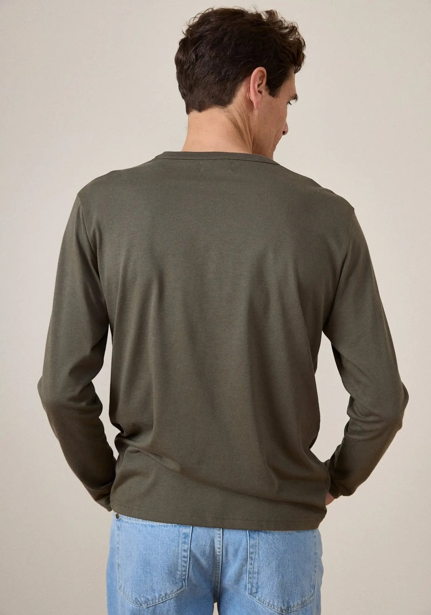 L'homme est de dos et porte le t-shirt bastien kaki de chez Jaqk 
