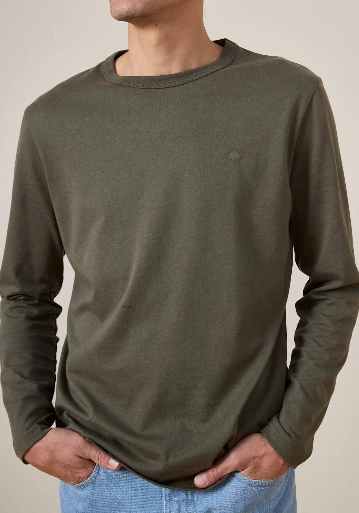 L'homme porte le t-shirt bastien kaki de chez Jaqk 