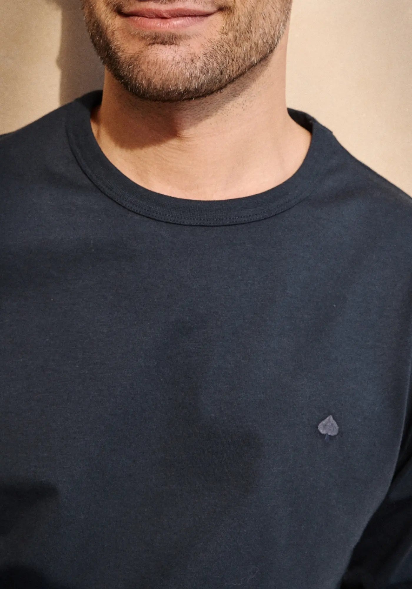 Zoom sur le t-shirt bastien nuit de chez Jaqk 