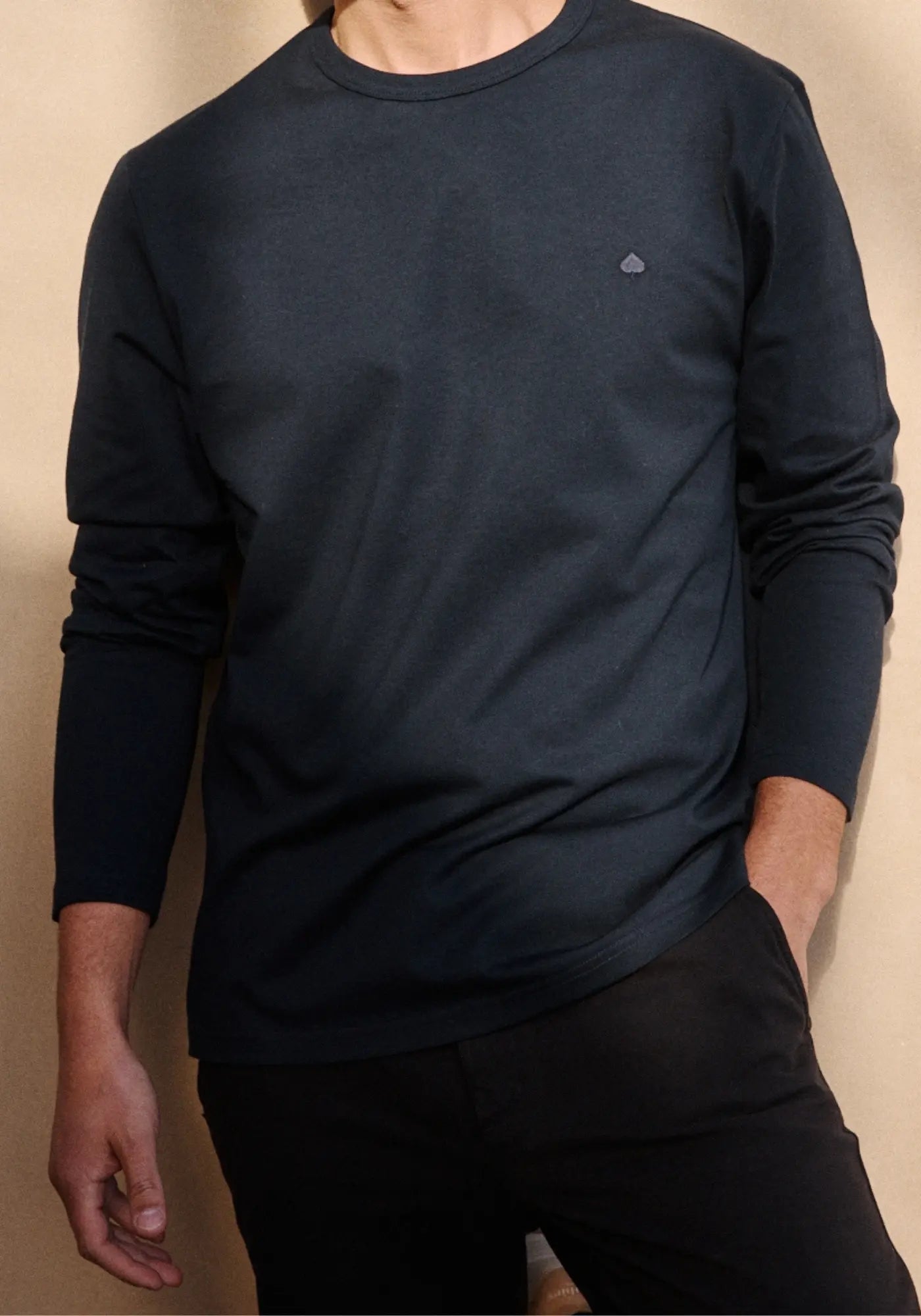 L'homme porte le t-shirt bastien nuit de chez Jaqk 