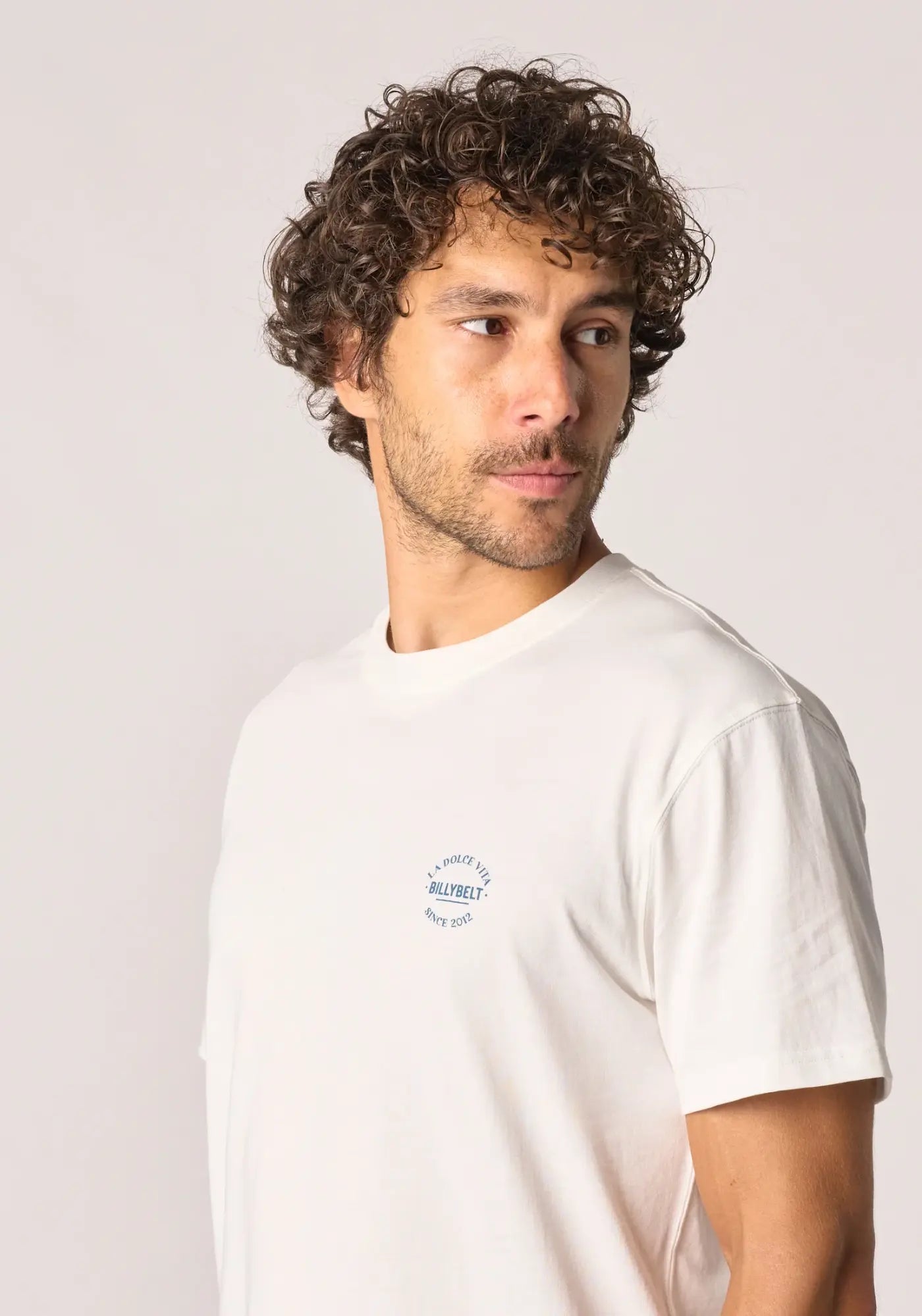 L'homme porte le t-shirt dolce vita blanc de chez Billybelt