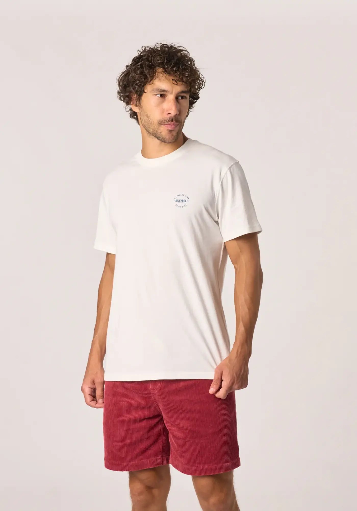 L'homme porte le t-shirt dolce vita blanc de chez Billybelt