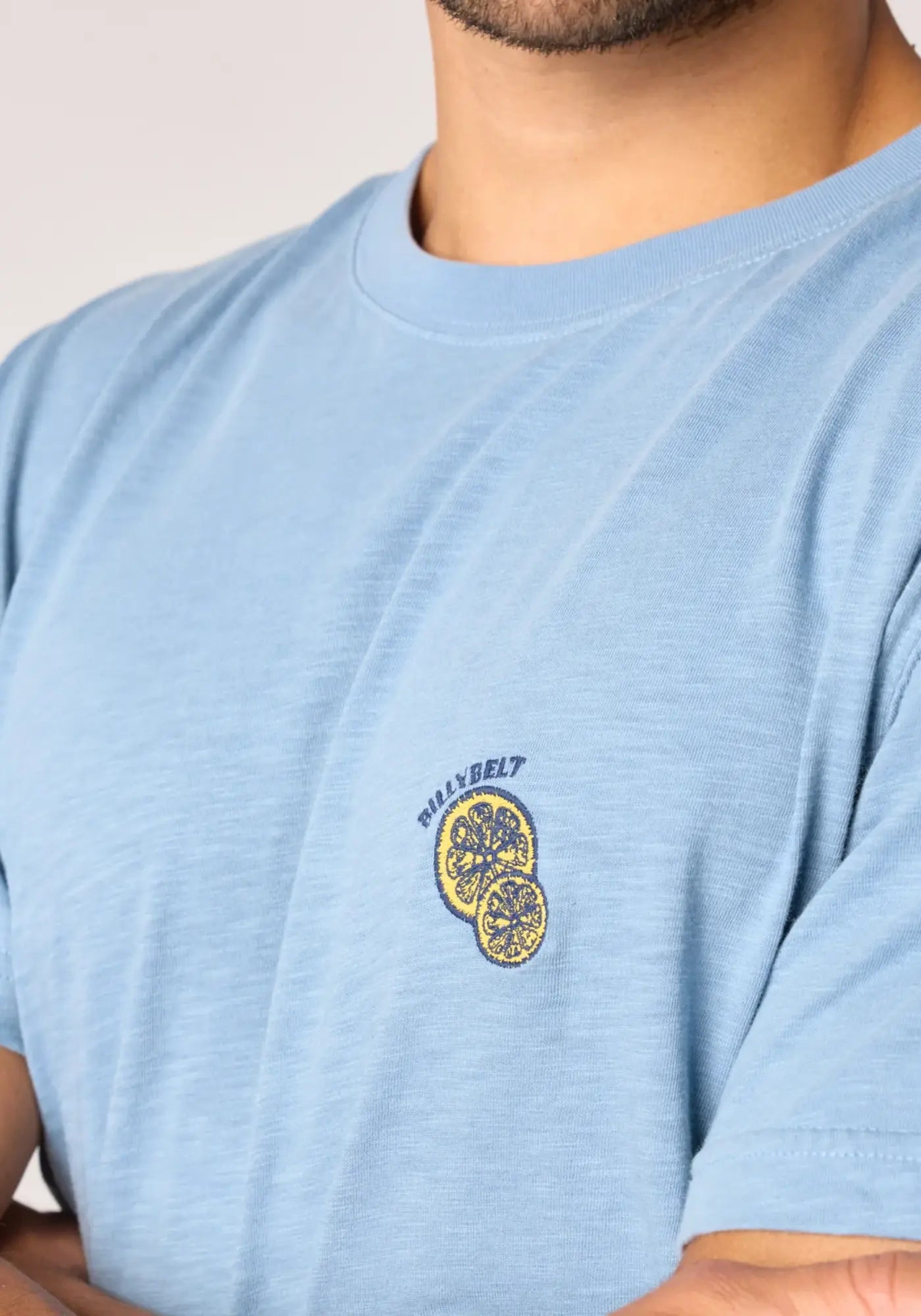 Zoom sur le t-shirt dolce vita bleu ciel de chez Billybelt