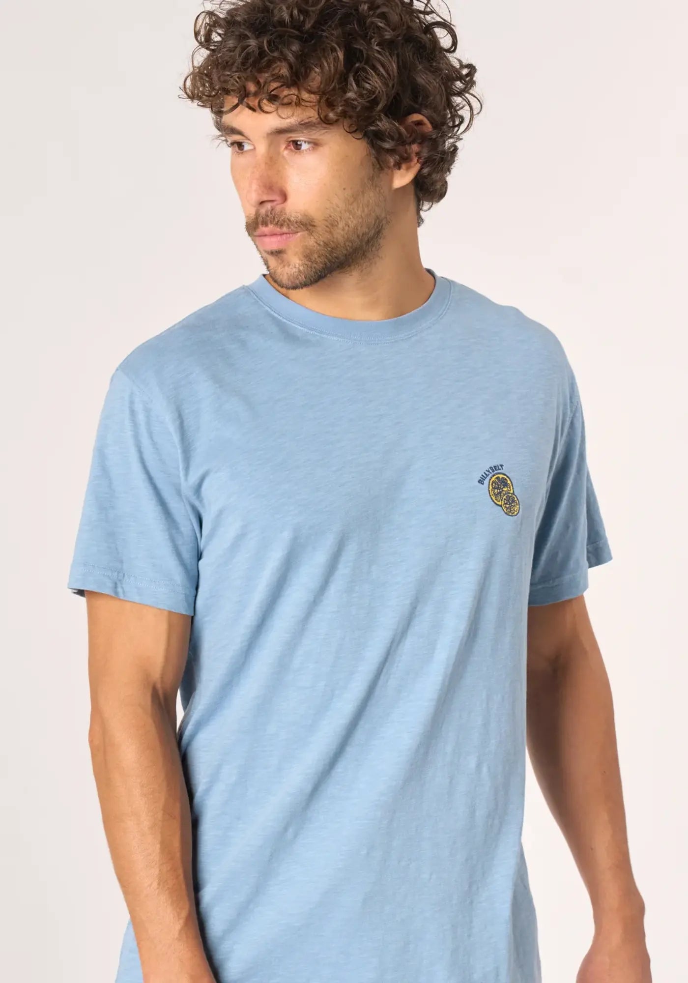 L'homme porte le t-shirt dolce vita bleu ciel de chez Billybelt