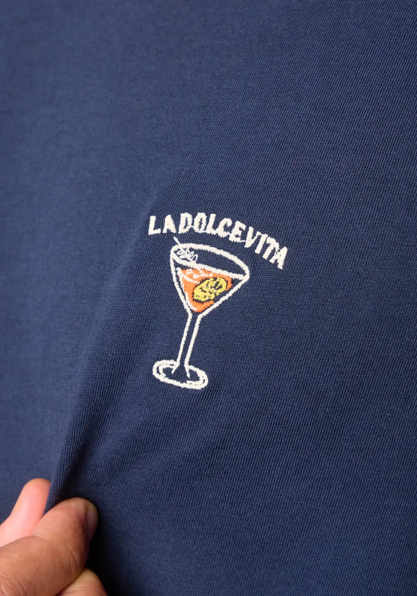 Zoom sur le t-shirt dolce vita marine de chez Billybelt