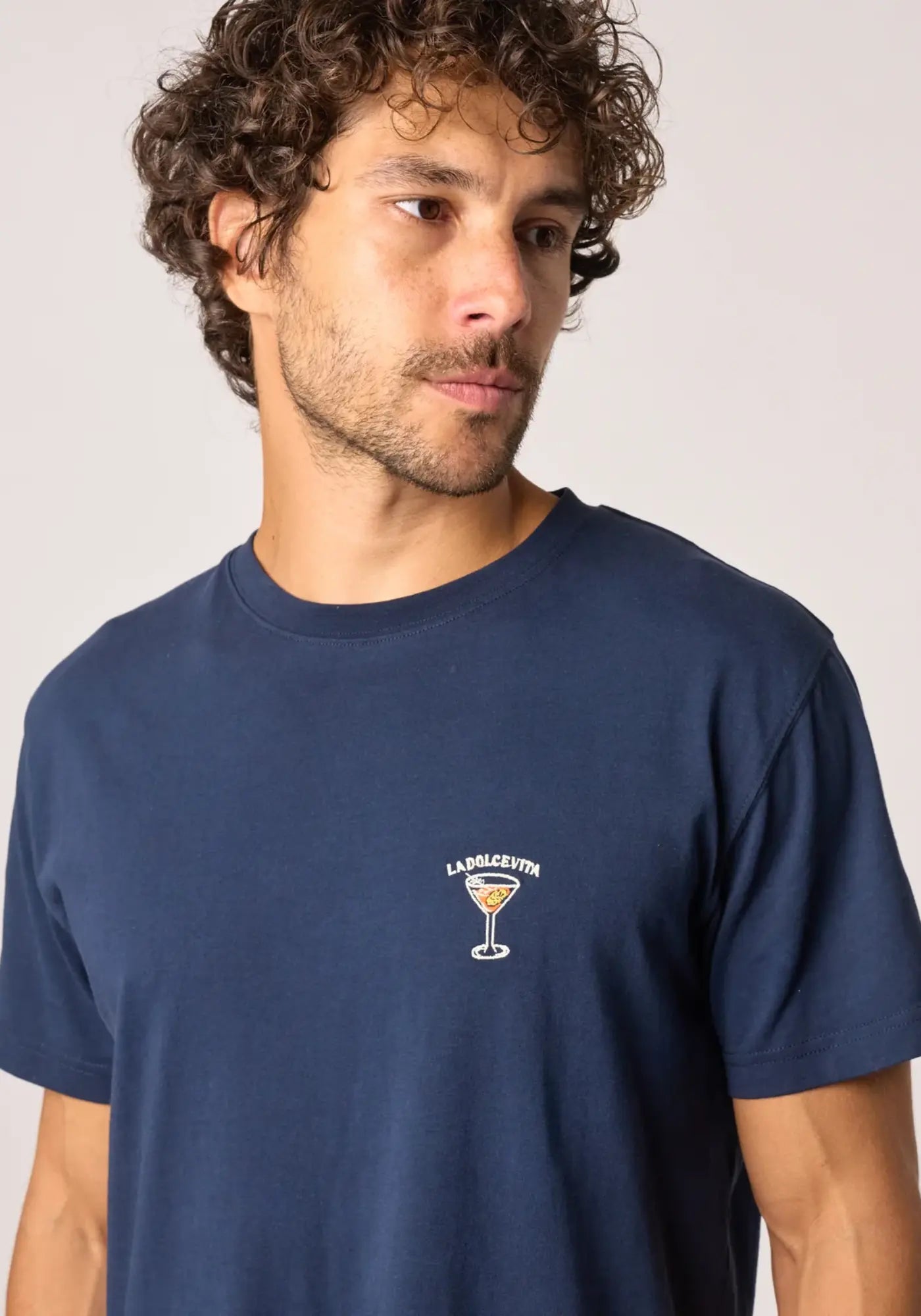 L'homme porte le t-shirt dolce vita marine de chez Billybelt