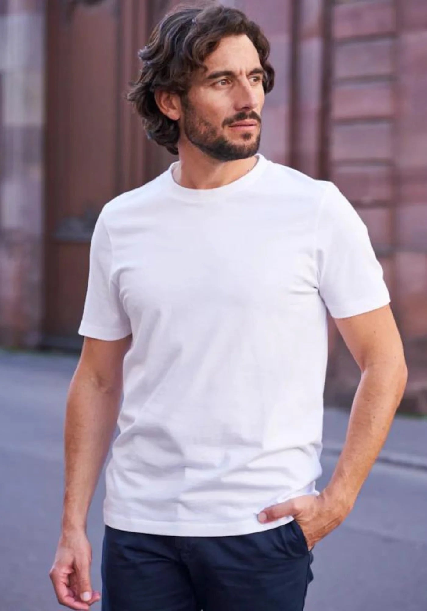 L'homme porte le t-shirt en coton Paul blanc de chez Monsieur Mimosa