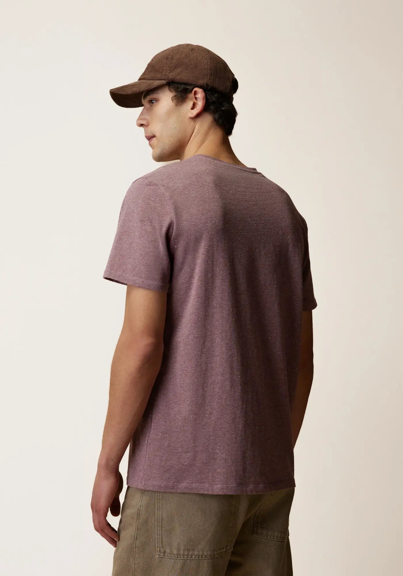 L'homme est de dos et porte le t-shirt Olonne violet de chez Faguo