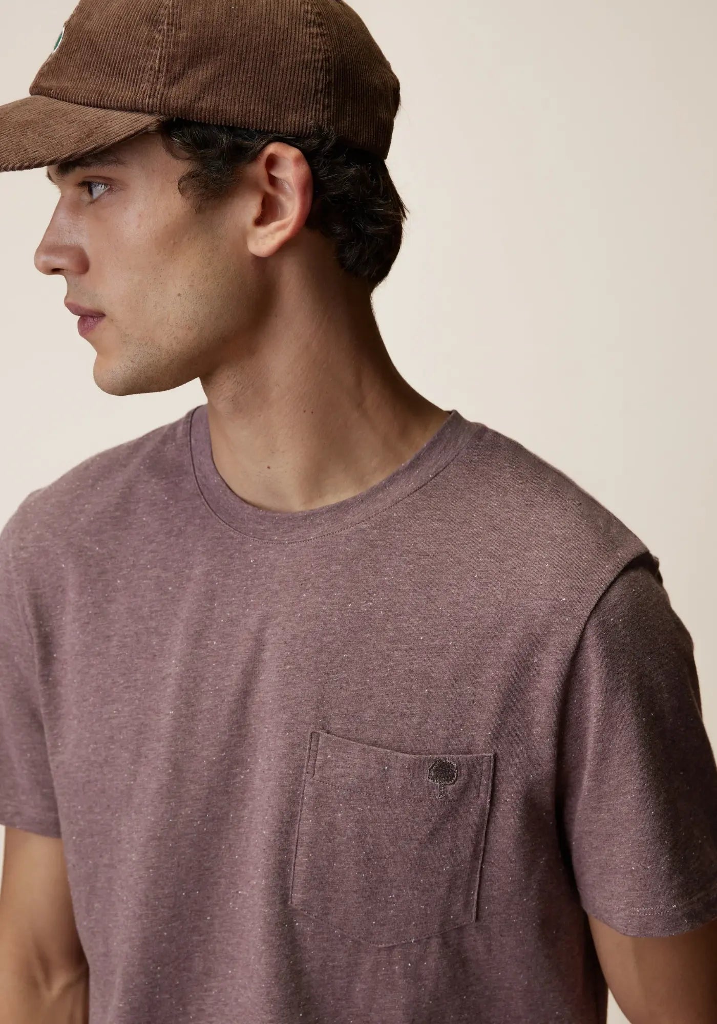 L'homme porte le t-shirt Olonne violet de chez Faguo